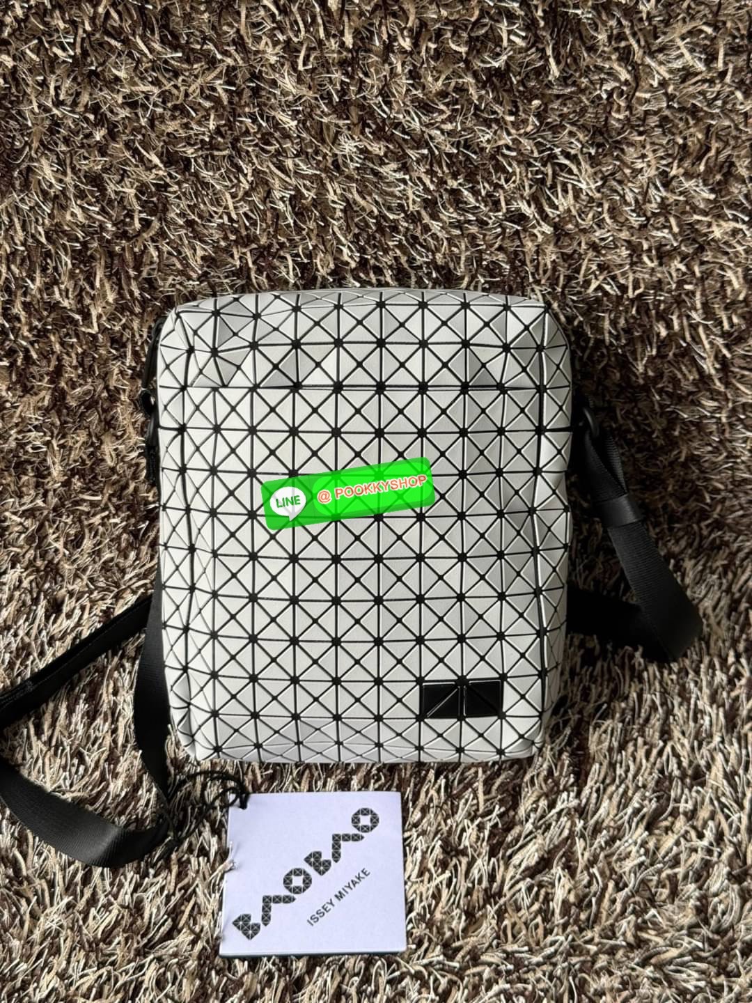 Bao bao issey miyake VOYAGER Shoulder Bag กระเป๋าสะพายข้างใบนี้มีสายสะพายปรับระดับได้ มีซิปเปิดปิดด้านบน และช่องแบบเปิดด้านใน ช่องกระเป๋าด้านนอกปิดด้วยปุ่มแม่เหล็ก มีขนาดที่สะดวกสำหรับเก็บสิ่งของจำเป็นทั้งหมดของคุณ VOYAGER คือเพื่อนร่วมเดินทางที่สมบูรณ์แบ