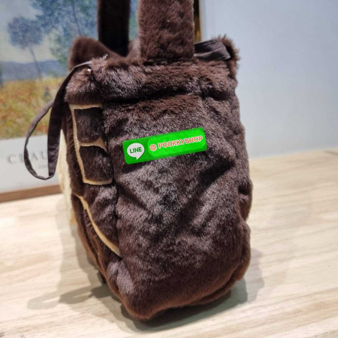 Gentlewoman x Butterbear fluffy dumpling bag 🔆 Details กระเป๋าที่มัมหมีต้องไม่ปล่อยผ่าน น้องหมีเนยน่ารักไม่ไหว และมาในรูปแบบกระเป๋า dumpling สุดฮิต บอกเลยว่าเหมาะกับคริสต์มาสที่จะถึงนี้มาก ดีไซน์น้องหมีเนยโดดเด่น ปากกระเป๋าสามารถรูดเก็บทรงได้ และม