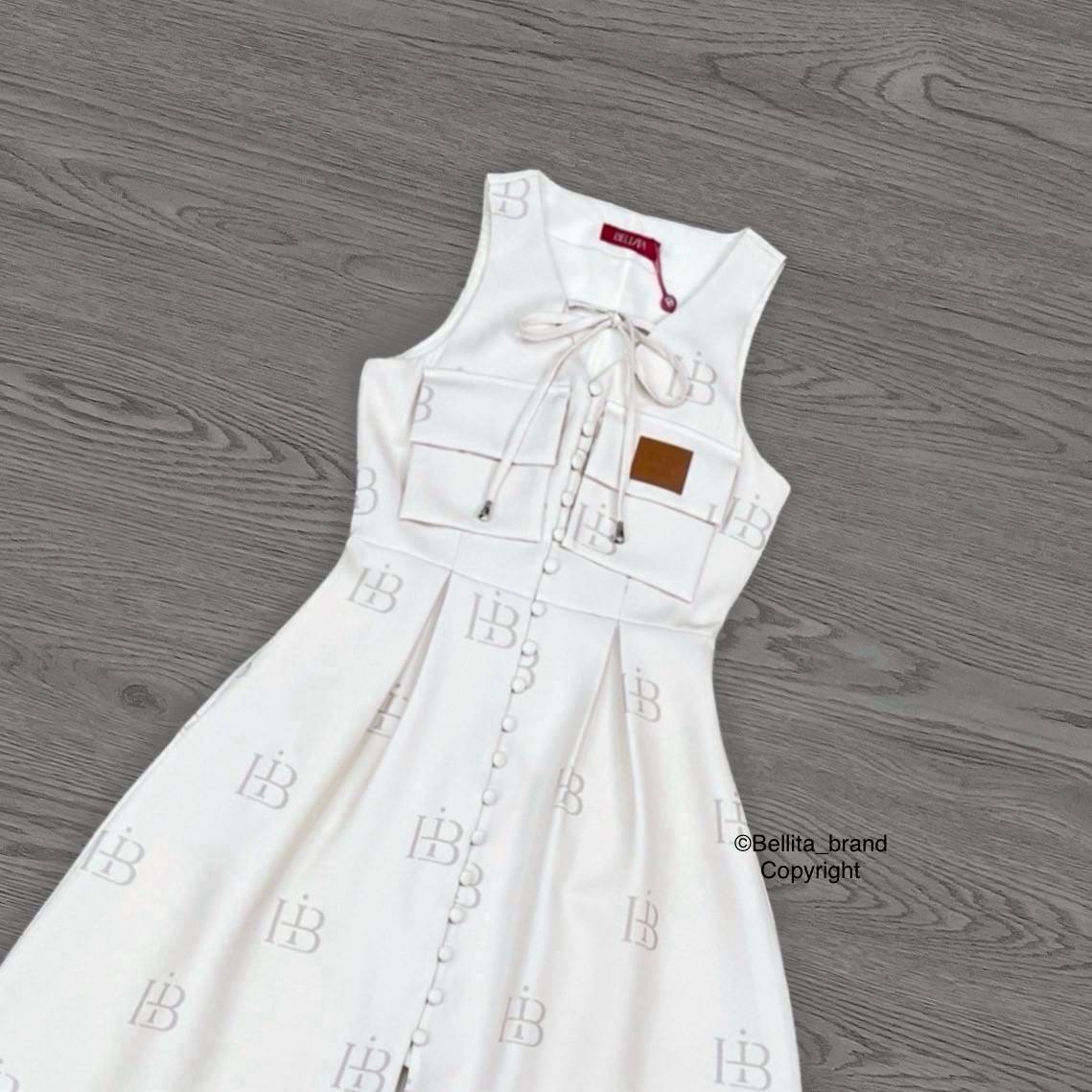 เดรสยาวสีครีมละมุนตุ้น คอวีแขนกุด ผูกโบว์ที่คอ มีกระเป๋าที่อก เอวข้ารูป แต่งกระดุมด้านหน้า ซิปด้านหลัง ผ่าหน้า ลายพิมพ์ตัวอักษร สีสวยซอฟนุ่มมากคือละมุนใจ