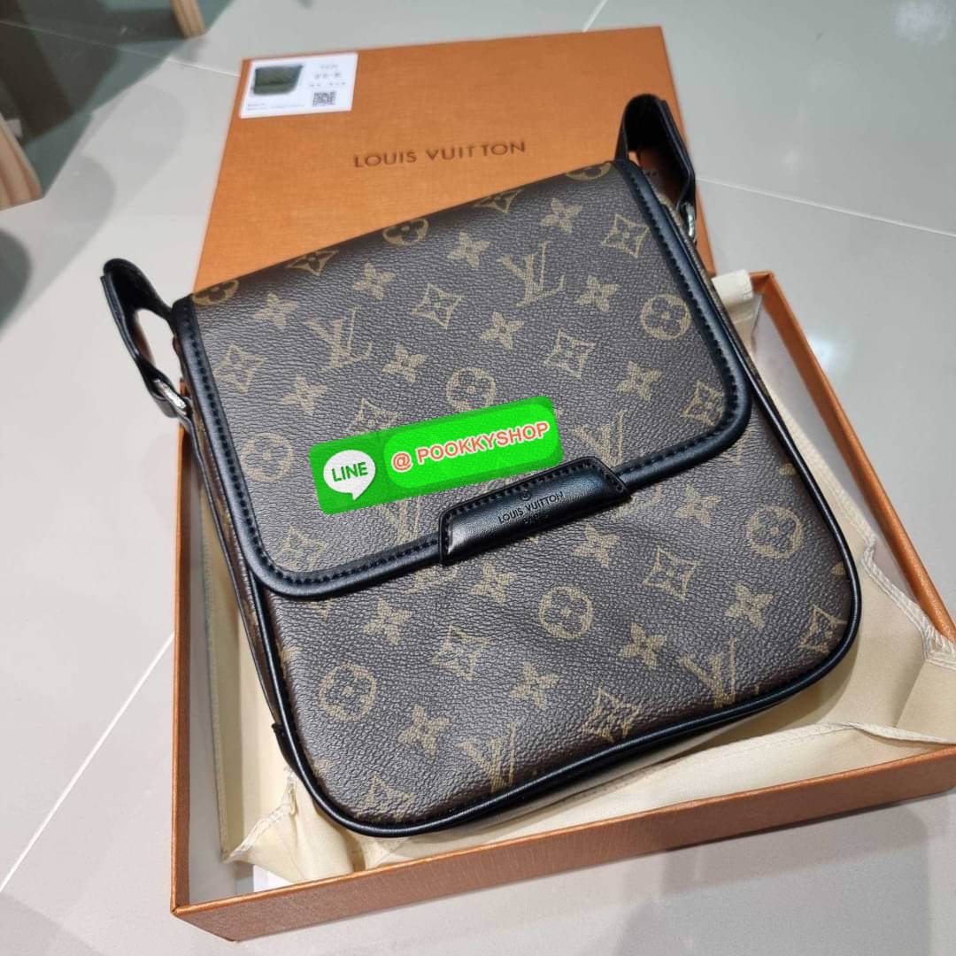 LV bass macassar monogram bag ของใหม่จัดให้หนุ่มๆ จากเคาน์เตอร์ dutyfree กับกระเป๋าสะพายทรงแมสเซ็นเจอร์ ไซส์กำลังดี เหมาะกับหนุ่มๆที่รักความคล่องตัว วัสดุหนังแท้ปั๊มลายเต็มใบ ดีไซน์คลาสสิค เปิด-ปิดด้วยกระดุมแม่เหล็ก ภายในโล่ง ใส่โทรศัพท์ได้ทุกรุ่น ใส่กระเ