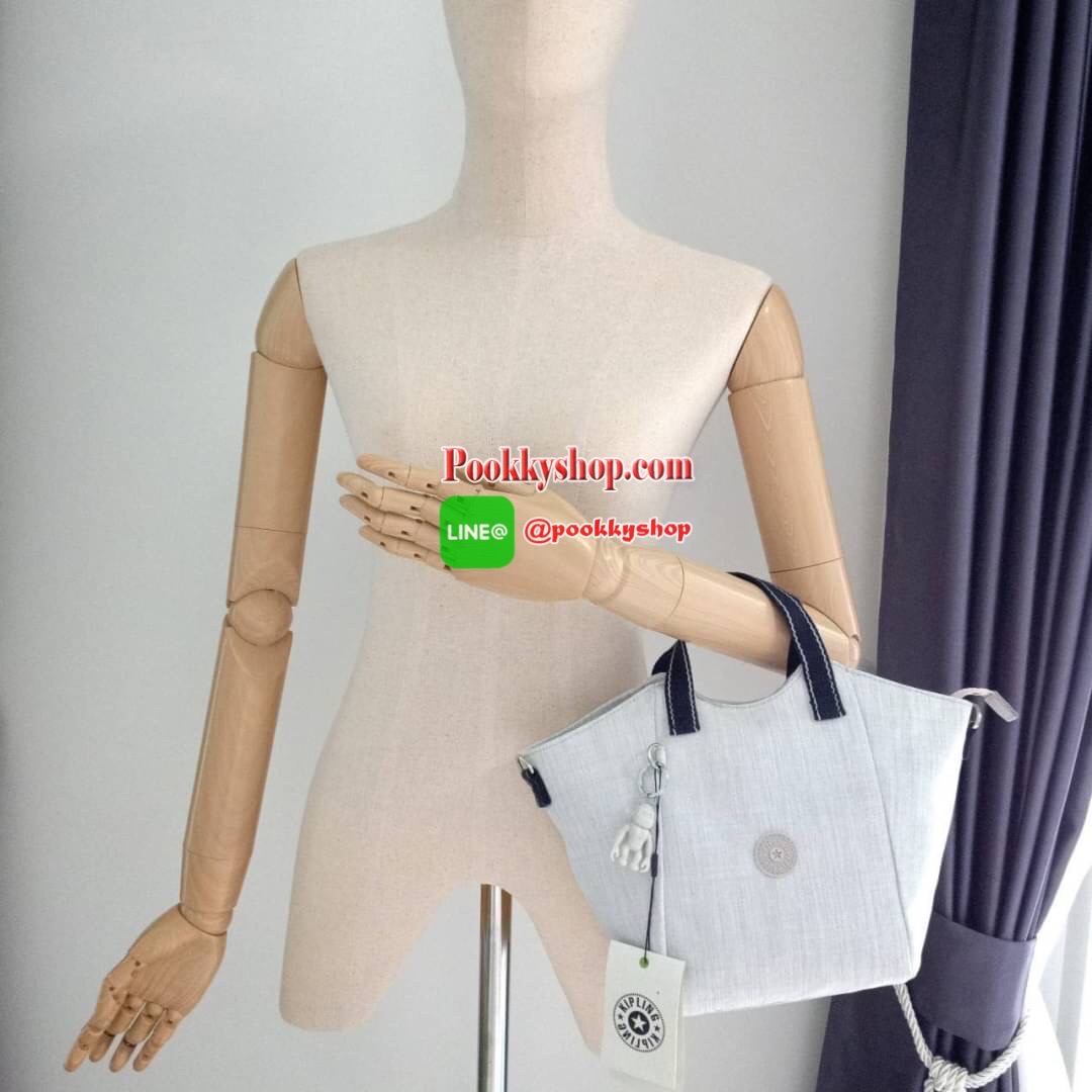 KILING NORI Handbag & Shoulder bag กระเป๋าถือหรือสะพายขนาดกลาง ทำจากวัสดุ ผ้า Nylonเคลือบ+Polyester น้ำหนักเบา จุดเด่นที่ช่องหลักมีขนาดใหญ่ พร้อมช่องซิปแยกย่อย สามารถใส่สัมภาระได้เยอะ มาพร้อมสายสะพายยาว สามารถปรับระดับได้ตามความต้องการ มีพวงกุญแจลิงห้อยตา