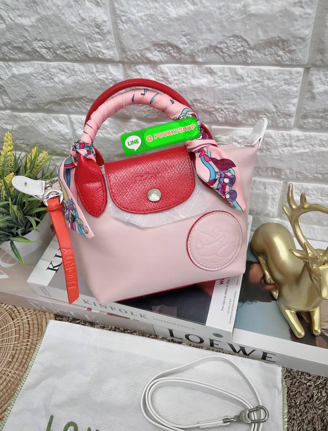 มาเพิ่มให้แล้ว ใครพลาดรอบที่แล้วรอบนี้อย่ารอช้า ก่อนหมดอีกก😘 LIMITED OF JAPAN LONGCHAMP TOTE 2WAY BAG LE PLIAGE EXTRA L1500 💌เป็นรุ่นที่สวยและดูดีมากๆ หนังแกะแท้ หนานุ่ม หลงรักน้องแน่นอนค่ะ สีสวยหวานละมุนมากๆ ภายในกว้างจุสัมภาระได้จุ สามาร