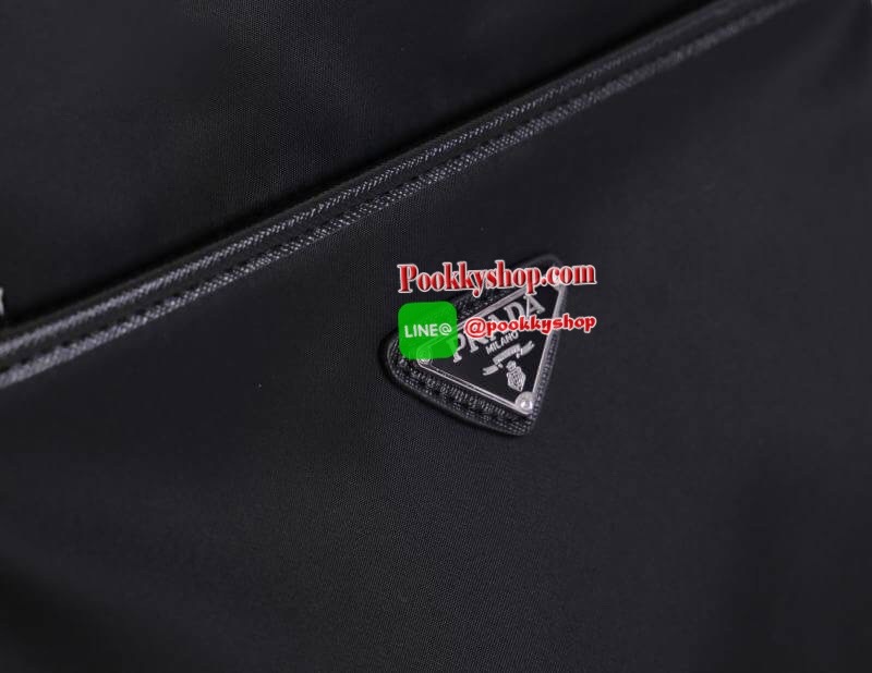 Prada Men's VELA Shoulder Bag ผ้าไนล่อน ตัวกระเป๋าขนาดกำลังดี สีดำด้าน สวยมากๆ ทำงานหรือเรียน เท่ห์และคลาสสิคสุดๆ มีช่องแบ่งเก็บของได้ถึง 3 ช่อง 1ช่องซิปใหญ่ ด้านใน 1 ช่องซิป และช่องใส่ของจุกจิ อีก 1 ช่อง แยกใส่ของเป็นสัดส่วน น้ำหนักเบา จุของคุ้ม สาย