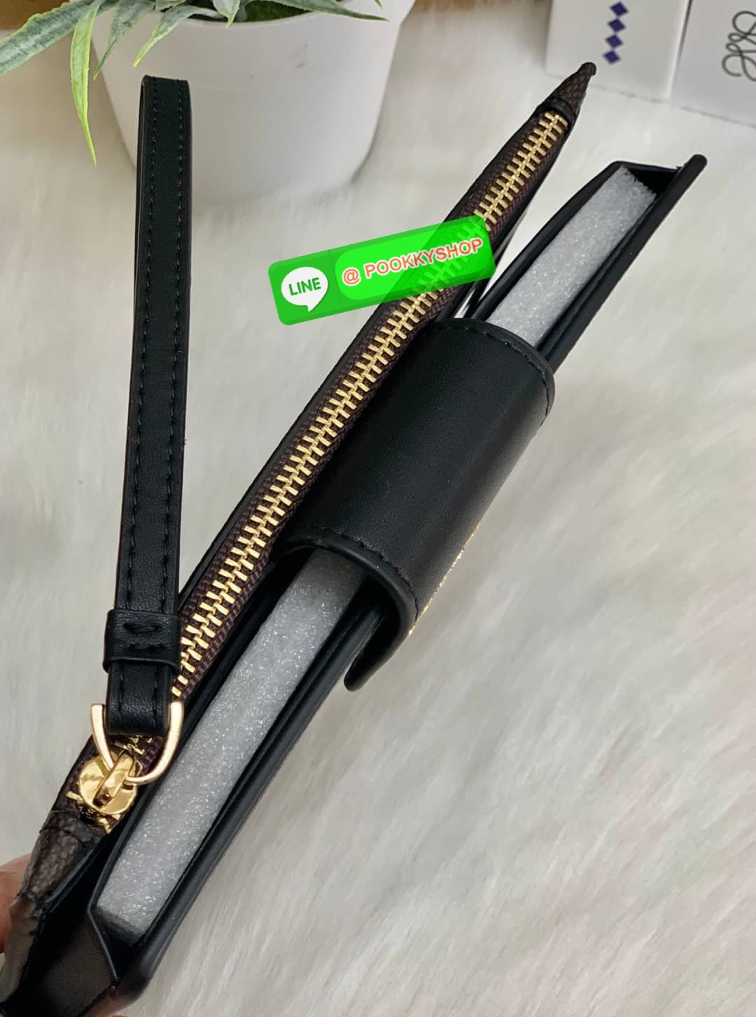 COACH TECH WALLET IN COLORBLOCK SIGNATURE ((C2874)) ✔️กระเป๋าเงินใบยาว หนังแท้ พร้อมสายคล้องมือในตัวค่ะ ✔️เปิดปิดด้านหน้าแบบฝากระดุม ภายในมีช่องใส่ธนบัตร2ช่อง ;สามารถใส่มือถือ iphone 10 xs max ได้เลยค่ะ ✔️มีช่องเสียบธนบัตร7ช่อง;พร้อมช