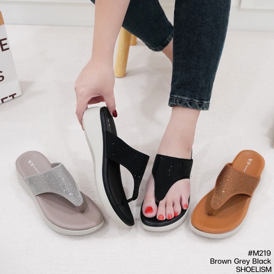 พร้อมเสิร์ฟไม่มีพักก! รองเท้าแตะลำลองหูคีบ แต่งคริสตัล เพิ่มความโดดเด่นให้กับหน้าเท้า พื้นนุ่มพิเศษ รองรับแรงกระแทก ใส่นุ่ม เดินสบาย ลดอาการปวดเท้า คอลเลคชั่นใหม่ที่ต้องมี!