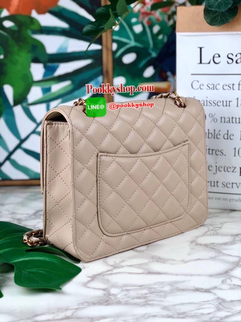 Charles & Keith Quilted Push Lock Bag กระเป๋าสะพายข้างวางอยู่ทรง ตัวกระเป๋าเป็นหนังผิวสัมผัสนุ่มมือ เดินลายตารางทั่วทั้งใบ ด้านหลังมีช่องพ็อกเก็ตใส่ของได้เล็กน้อย ด้านหน้าเปิดปิดแบบตัวล็อก ด้านในจุจุของได้เยอะ สามารถใส่ iPad mini ได้ สายสะพายจะทำเป็นสายคู