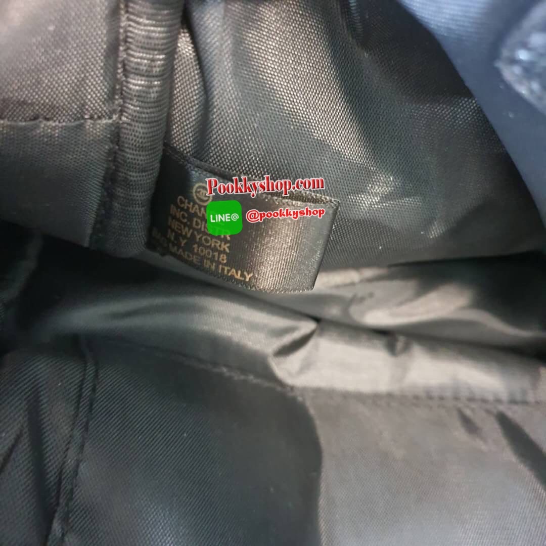 NEW ARRIVAL!! CHANEL CAVIER BACKPACK VIP GIFT BAG จากเคาร์เตอร์ต่างประเทศ วัสดุหนังพียูพรีเมี่ยมลายคาเวียร์ คุณภาพดี แข็งแรง ทนทาน กันน้ำได้ ขนาดไซส์เอ็ม กำลังน่ารัก ด้านหน้ามีช่องซิปใส่ของ เปิดปิดด้วยที่ห้อยซิป CC แบรนด์ ด้านในช่องใหญ่บุด้วยผ้าซับใน มีช่