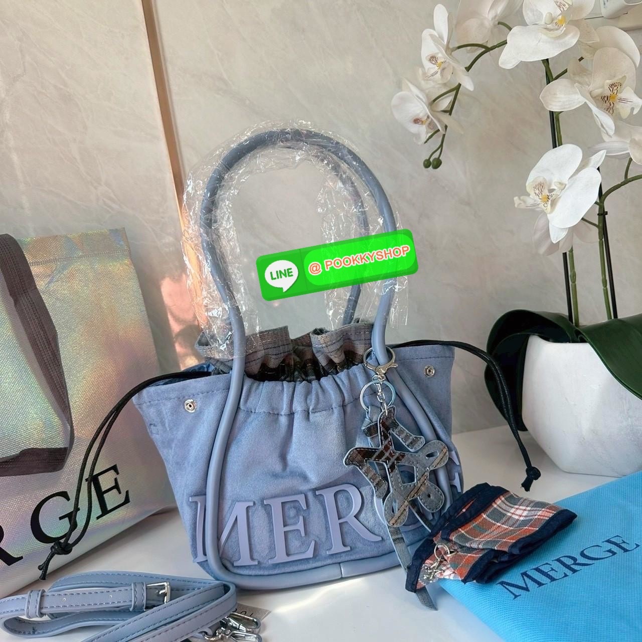 A Day Bag Mini’ in suede กระเป๋าหนังกลับเนื้อเนียน สายเกาหวานปนเท่ MERGE คอลเลกชันพิเศษ ดีไซน์เก๋พร้อมพวงกุญแจลายพิเศษ เข้าเซ็ตสุดคุ้ม!ใบเล็กสามารถ พกพาง่าย น้ำหนักเบา กระเป๋าหูรูดด้านใน ผลิตจากผ้าลายสก็อต ตัวกระเป๋ามี Snap ด้านข้าง ที่สามารถพับปีกกระเป๋า