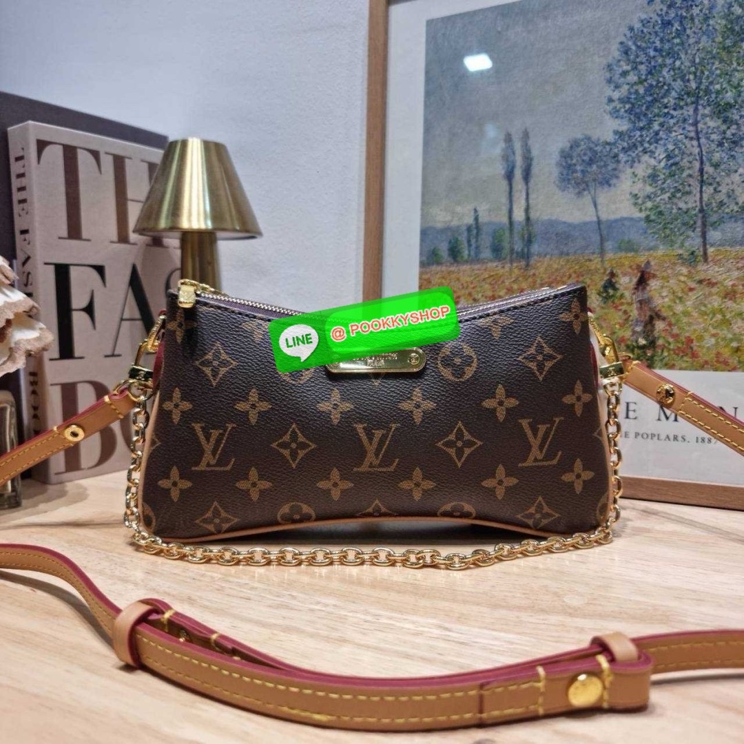 🔆 Model LV liv pochette 🔆 Details ยังคงมีความเป็นเอกลักษณ์ ดีไซน์ลวดลายโมโนแกรมเรียบหรู กับกระเป๋าทรงสวยจากเคาน์เตอร์ dutyfree สวยจับต้องได้ เก๋มากๆ เพลทโลโก้สีทองโดดเด่น มาพร้อมสายสะพายถึง 2 แบบ สายโซ่และสายหนัง ที่สามารถปรับใช้สร้างลุคได