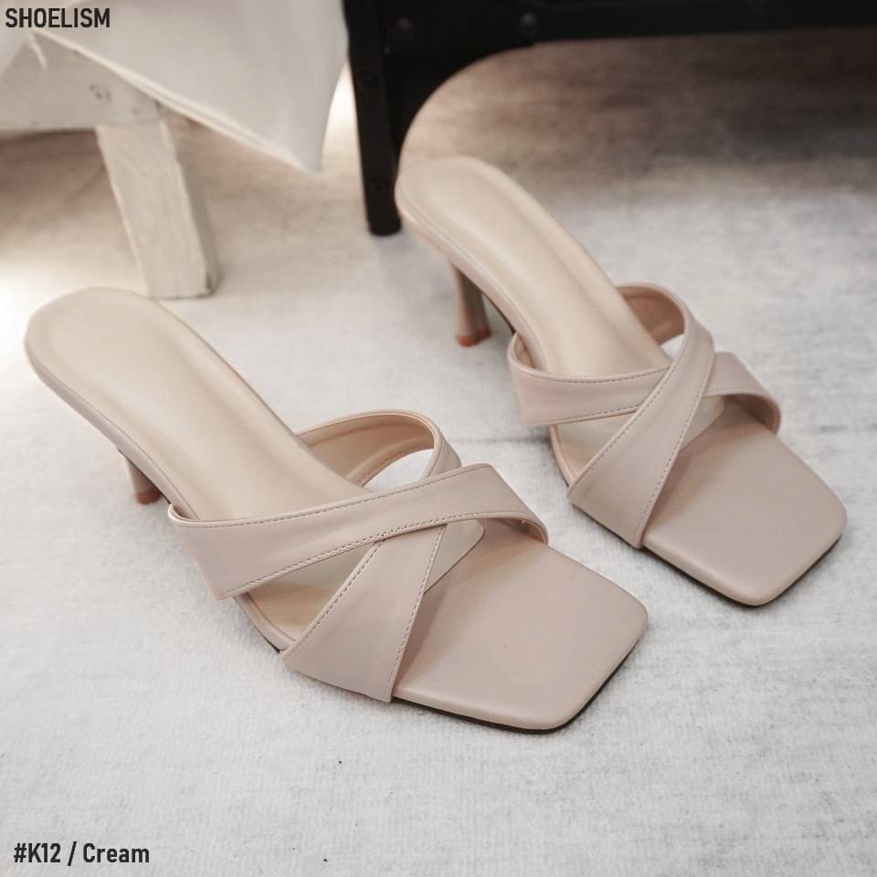 ดีไซน์ใหม่ที่ห้ามพลาด รองเท้าส้นสูง งานเนี๊ยบ น้ำหนักเบา ใส่เดินสบาย จะใส่ออกงานหรือเที่ยวคาเฟ่ก็ละมุน มีให้เลือก 3 สี พร้อมส่งเลยจ้า