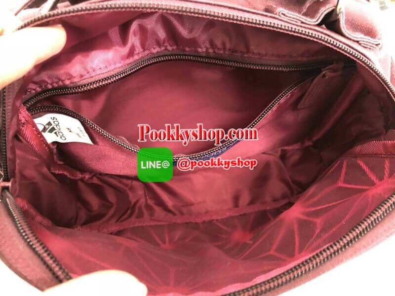 New!!! Adidas shoulder bag พร้อมส่ง กระเป๋าสะพายข้างแนว sport วัสดุด้านหน้าเนื้อ matte ผสมหนังนิ่มค่ะ น้ำหนักเบา ด้านหน้าติดโลโก้แบรนด์ เปิดปิดกระเป๋าแบบซิป ภายในโล่ง ใส่ของจุพอประมาณเลยค่ะ มีช่องซิปหนึ่งช่อง ด้านหลังมีช่องซิปยาวให้ใส่ของได้ด้วยนะคะ สายสะ