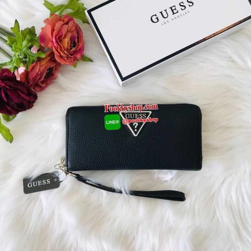 GUESS WOMEN'S LONG WALLET กระเป๋าสตางค์ใบยาวซิปรอบ วัสดุ PU คุณภาพดี นิ่ม น้ำหนักเบา ด้านหน้าประดับด้วยโลโก้แบรนด์สุดหรู ด้านในมีช่องเสียบการ์ด/บัตร/ธนบัตรและช่องซิปสำหรับใส่เหรียญ ด้านหลังมี1ช่องซิปใช้งาน มาพร้อมสายคล้องมือถือเป็นทรงคลัชท์ก็ได้ ราคา