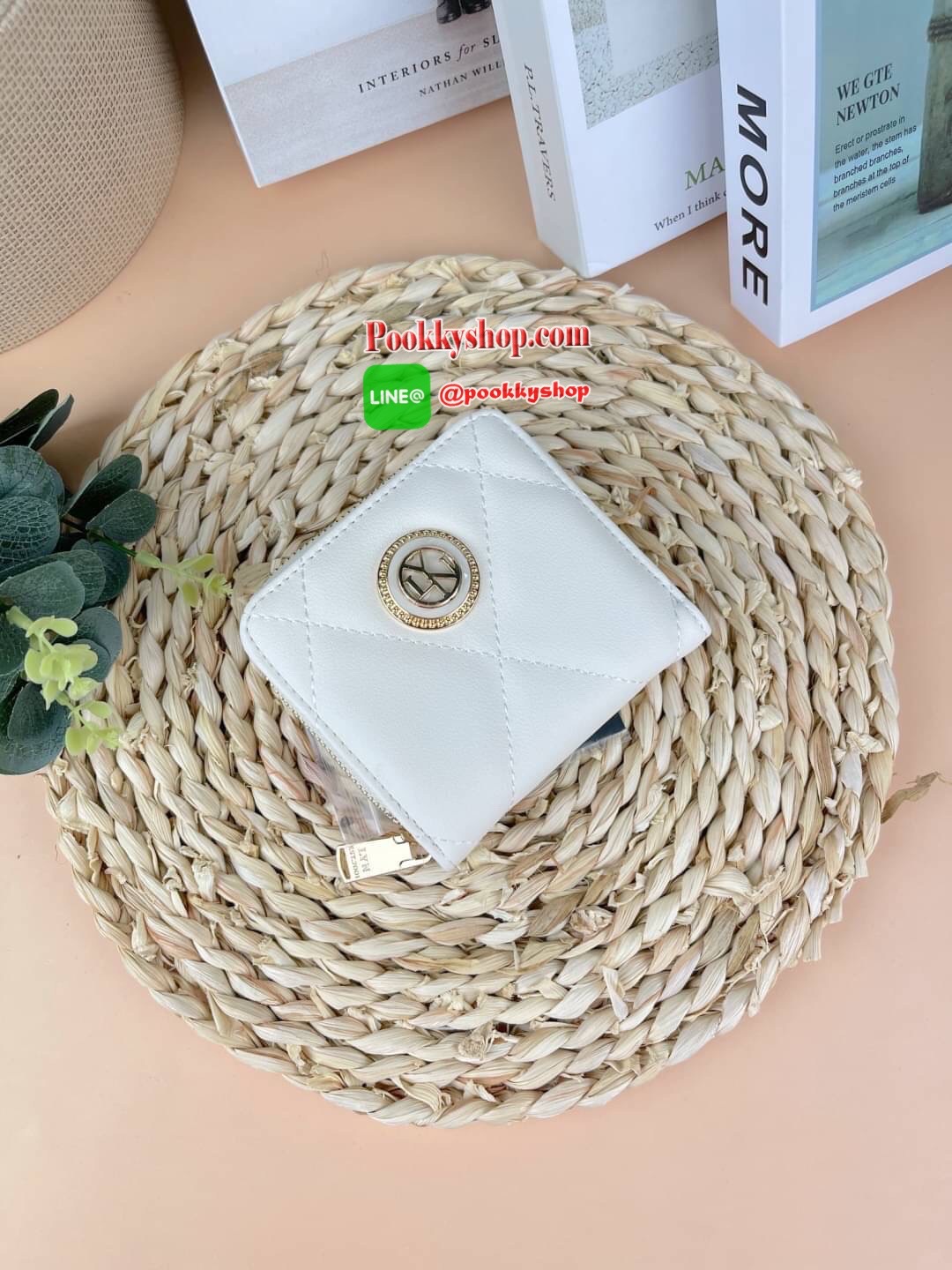 Lyn Decade Wallet กระเป๋าเงินใบสั้น รุ่นนี้สวยน่ารักมากๆ จับถนัดมือ มีฟังก์ชันให้ใช้ครบจบในใบเดียว! วัสดุหนังนุ่มมือ เดินด้ายทั้งใบเพิ่มดีเทล มีโลโก้สวยเด่นที่ด้านหน้า เปิดปิดแบบกระดุมแม่เหล็ก มีช่องใส่ธนบัตรได้ตามยาว ใส่แบงค์ไม่ต้องพับค่า ช่องการ์ด 6 ช่อ