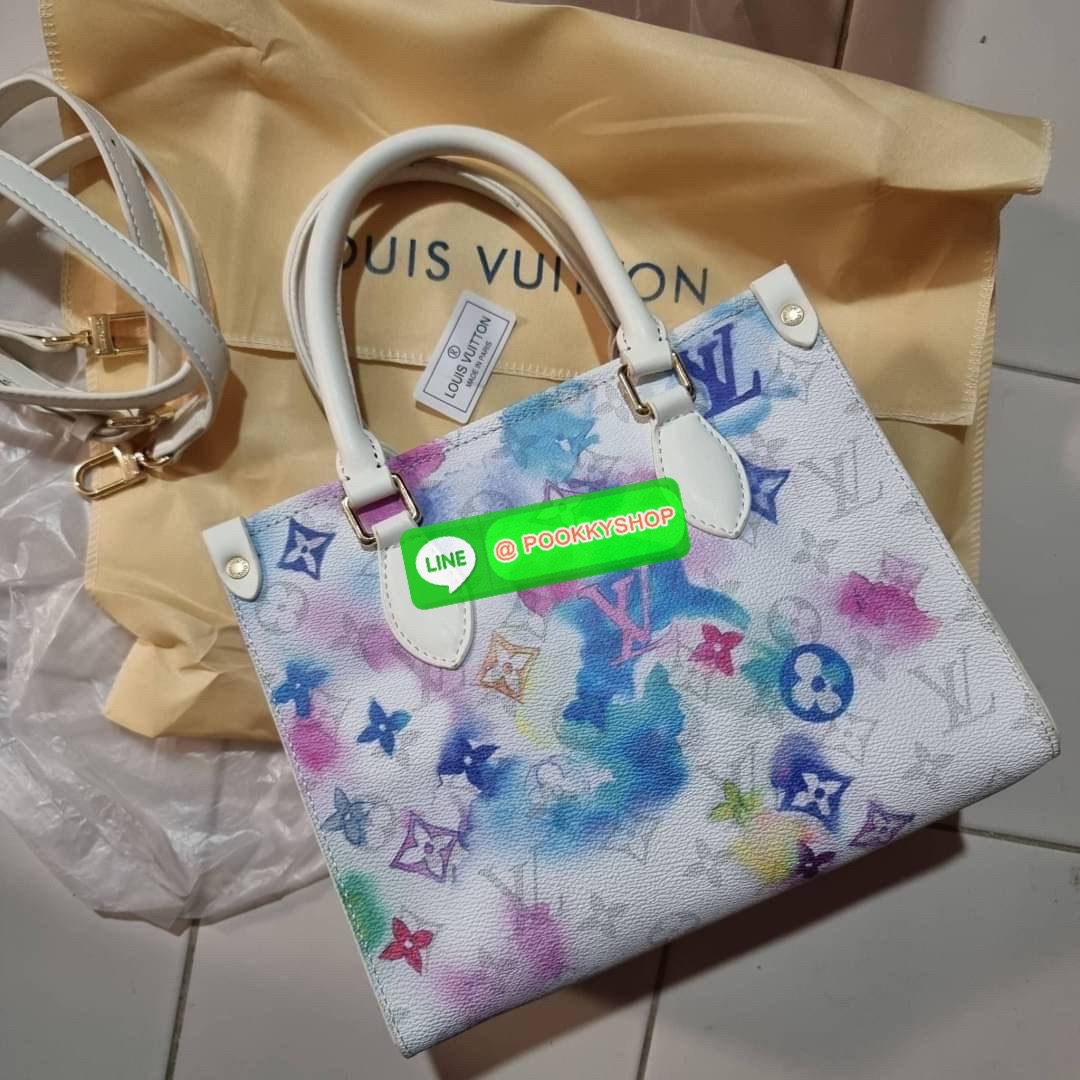 New in!! จากเคาน์เตอร์ dutyfree LV watercolor multi tote กระเป๋าทรงโท้ทคอลใหม่ ดีไซน์สดใส สบายตา ด้วยลวดลายเพ้นท์สีน้ำ ไม่ซ้ำใคร วัสดุหนังแคนวาส ทนทาน ที่มาพร้อมหูจับในตัว และสายสะพายข้าง ให้ปรับใช้ได้ทุกสไตล์ความชอบ ภายในโล่งกว้าง มีอะไหล่เกี่ยวที่ปากกระ
