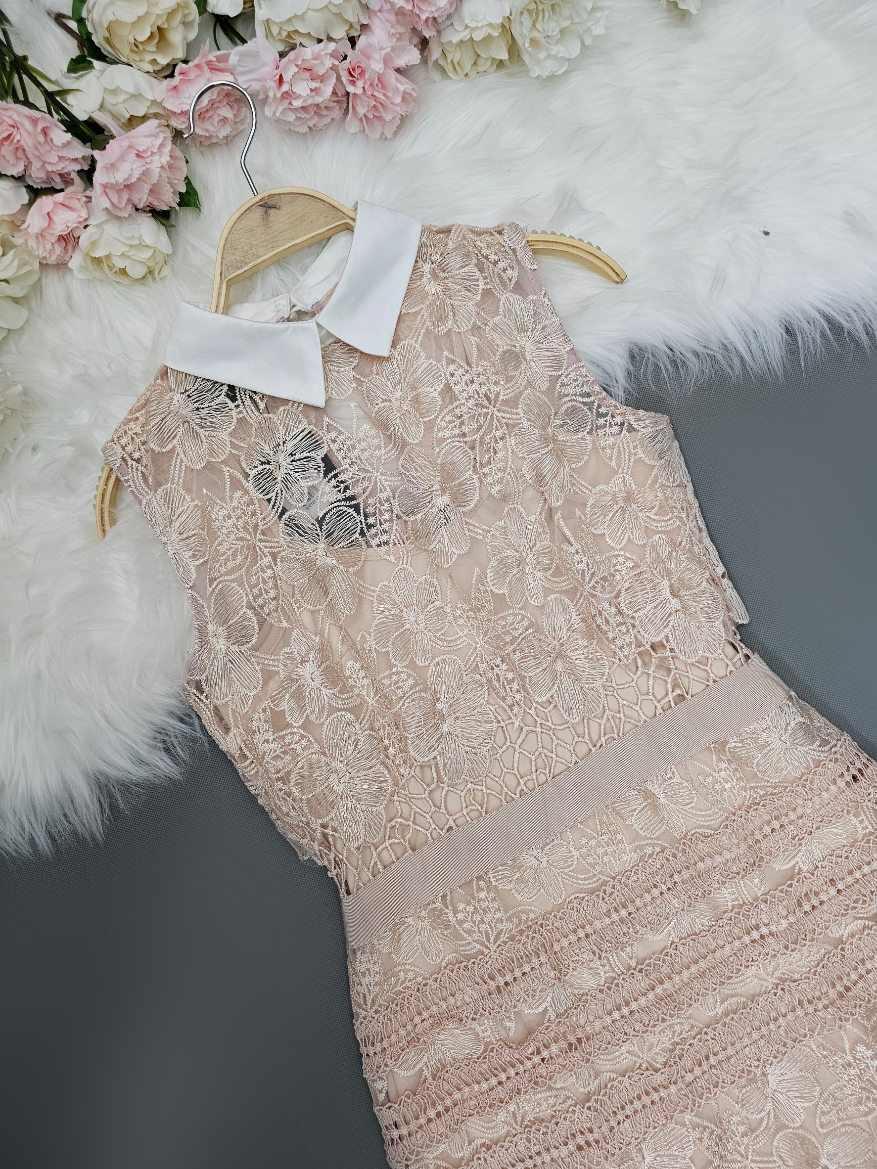 เดรสเสื้อแขนกุดแต่งคอปก กระโปรงทรงสอบ ทำจากผ้าลูกไม้โครเชต์