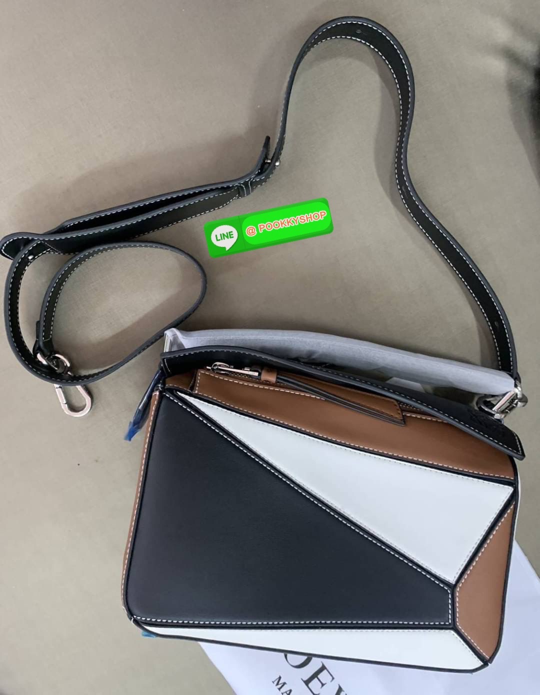 NEW IN! LOEWE CROSSBODY BAG VIP GIFT WITH PURCHASE (GWP) กระเป๋าถือหรือสะพาย Limited Edition จาก LOEWE PERFUME DUTYFREE COUNTER วัสดุ Leather Calfski หนังแท้ (หนังวัว) งานสวยตั้งอยู่ทรง สีสันสดใสทูโน ขนาดกำลังดี น้ำหนักเบา อะไหล่เงิน