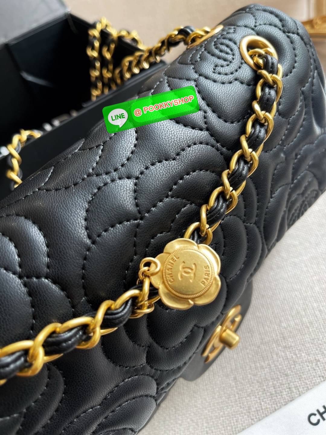 Chanel Camellia flap bag คุณภาพดีตามแบบฉบับของแบรนด์ ขนาดกำลังดี น้ำหนักเบา ด้านหน้ามีโลโก้แบรนด์อะไหล่ทอง มีช่องใส่บัตร ใส่ของจุกจิก เปิดปิดด้วยฝาปิดกระดุม ตัวจริงสวยมากๆถูกใจรีบจองนะคะ ราคาสุดคุ้ม จำนวนจำกัด หายากค่ะ!