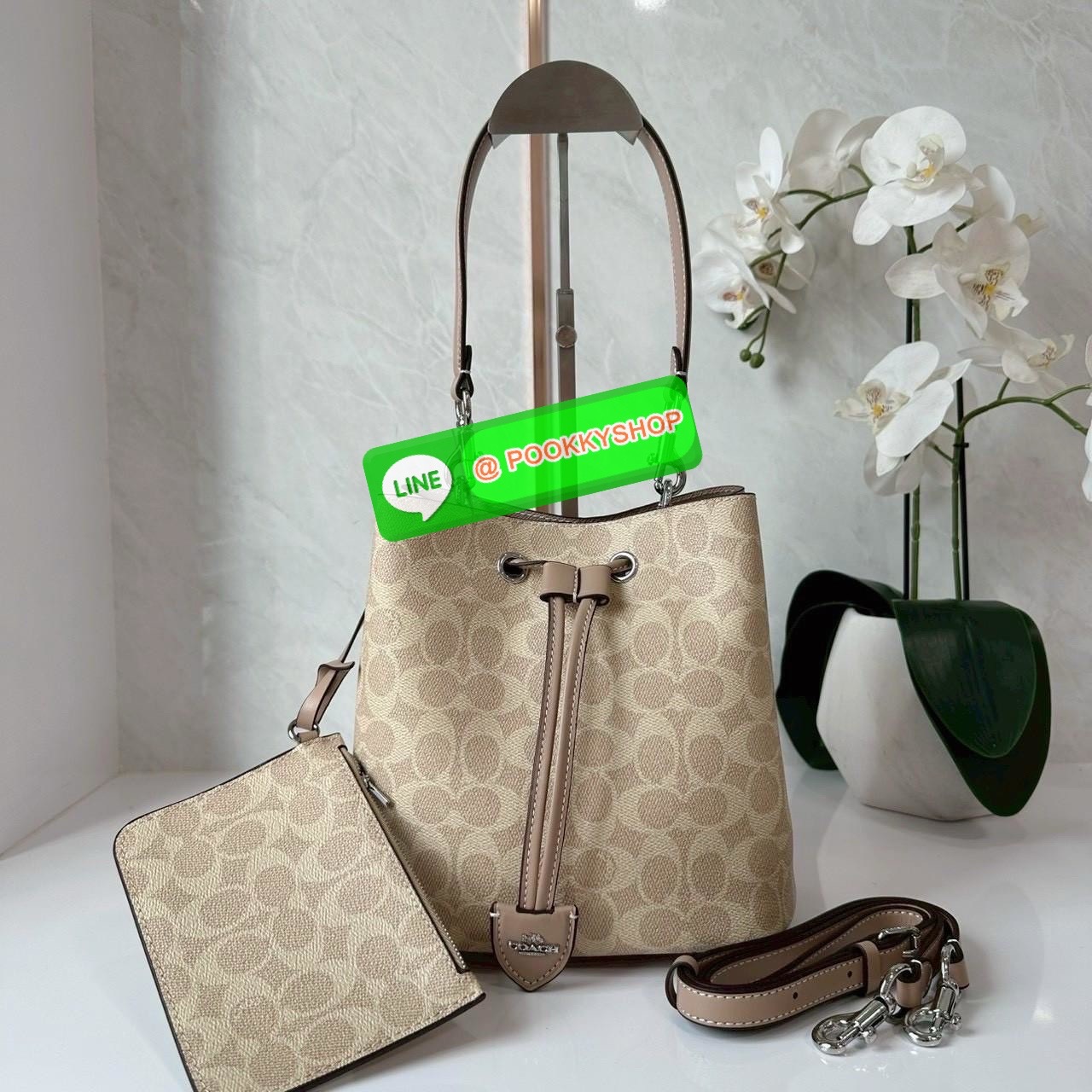 Coach Roan Bucket Bag Signature Canvas CBH07 กระเป๋าทรงบัคเก็ตใบเก๋ ดีไซน์คลาสสิก ลายซิกเนเจอร์สุดฮิต ใส่ได้ทุกโอกาส มาพร้อมสายสะพายปรับได้ ถอดได้ ใช้งานได้ทั้งสะพายไหล่ / crossbody / handheld