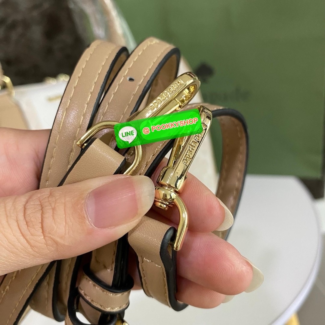 KATE SPADE NEW YORK SPADE FLOWER JACQUARD MANHATTAN DOCTORS BAG กระเป๋าถือหรือสะพายใบใหญ่ทรงหมอน โดดเด่นด้วยลวดลายเอกลักษณ์ทั้งใบ ด้านหน้าตกแต่งด้วยชื่อแบรนด์ เปิด-ปิดกระเป๋าด้วยซิปคู่ ด้านในโล่งกว้าง จุของได้เยอะมากค่ะ มีช่องซิปเล็กและช่องใส่ของจุกจิกค่ะ