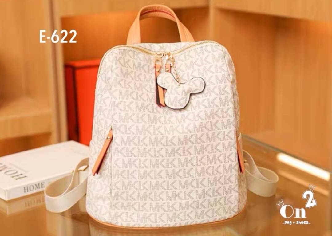 กระเป๋าสะพายเป้แฟชั่นมาใหม่ งานสไตล์แบรนด์ งานซิป ขนาดกำลังดีน่าใช้มากค่ะ พร้อมส่ง 2 สีค่ะ