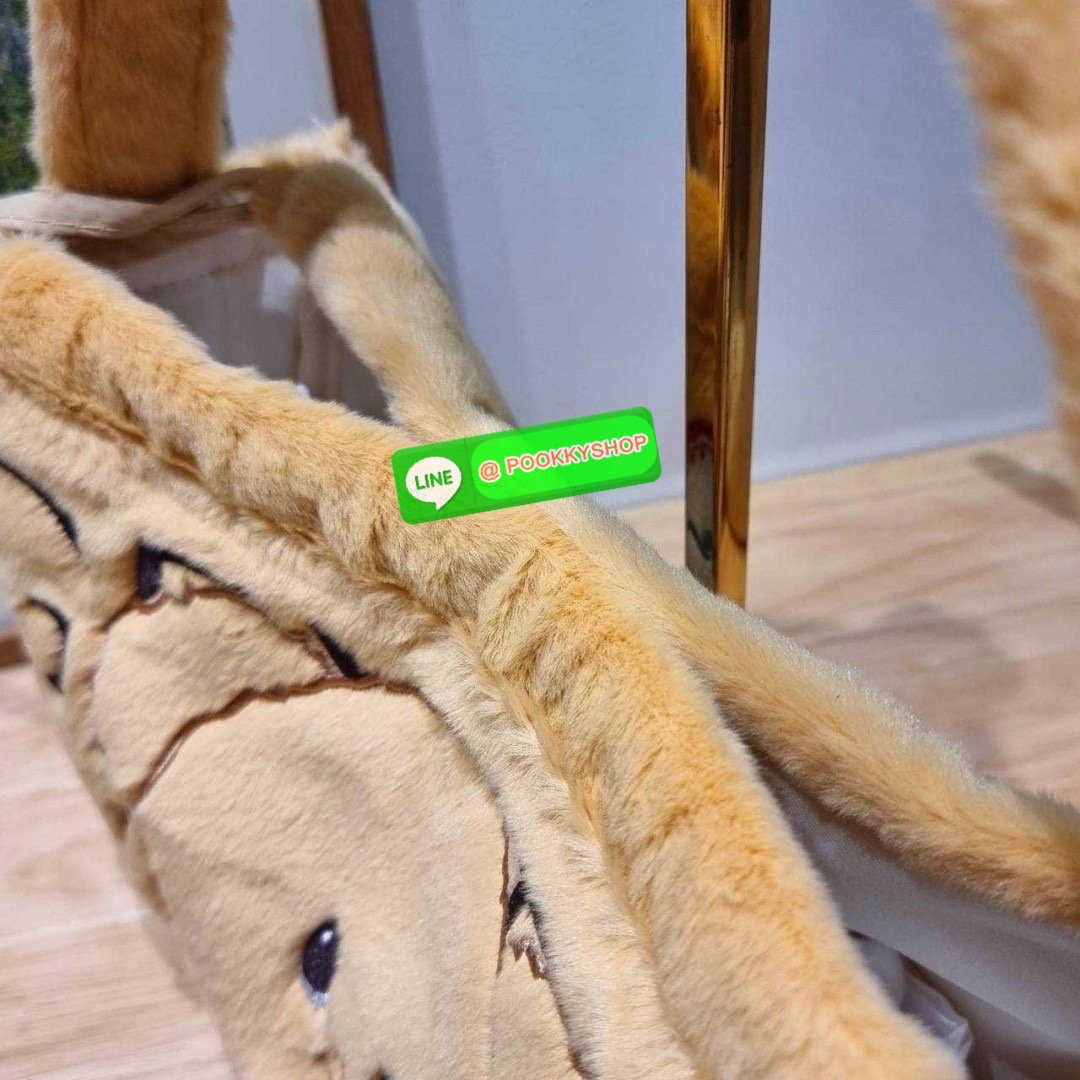 Gentlewoman x Butterbear fluffy dumpling bag 🔆 Details กระเป๋าที่มัมหมีต้องไม่ปล่อยผ่าน น้องหมีเนยน่ารักไม่ไหว และมาในรูปแบบกระเป๋า dumpling สุดฮิต บอกเลยว่าเหมาะกับคริสต์มาสที่จะถึงนี้มาก ดีไซน์น้องหมีเนยโดดเด่น ปากกระเป๋าสามารถรูดเก็บทรงได้ และม