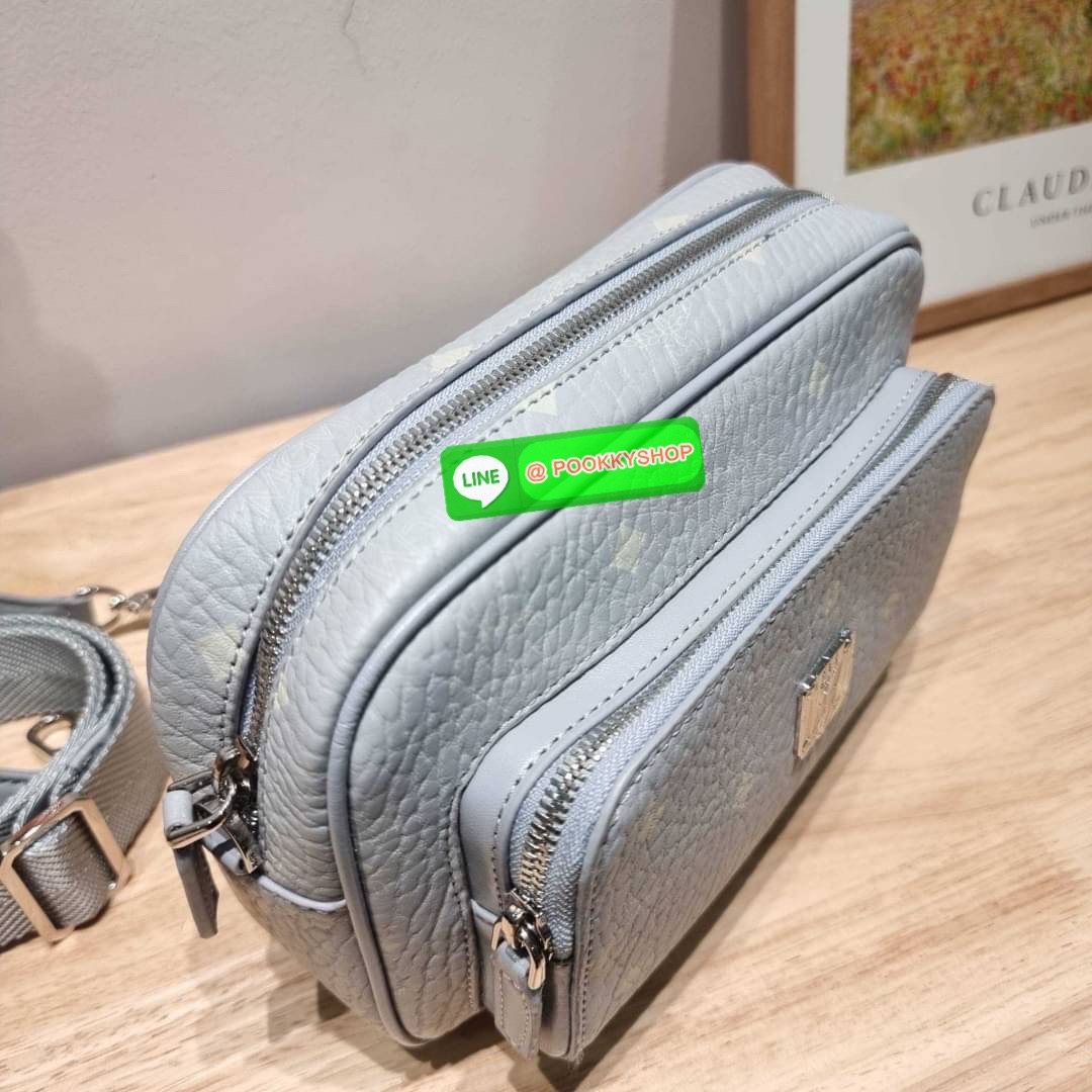 MCM KLASSIK CROSSBODY BAG สีใหม่ต้อนรับซีซั่นใหม่!! สาวกเอ็มซีเอ็มต้องมีน้า!! ใครๆเค้าก็สะพายกัน!! กระเป๋าสะพายข้างทรงครอสบอดี้ ที่ดาราใช้กันเพียบ!! รุ่นนี้หนุ่มๆสะพายหรือสาวๆก็สะพายได้น้า ขนาดกำลังดี วัสดุหนังแคนวาสคุณภาพดี มีช่องหลัก 2 ช่อง เปิด-ปิดด้วย