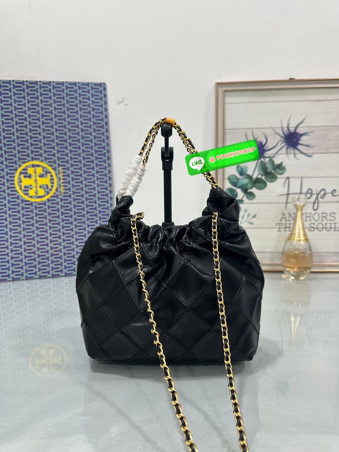 Tory Burch Fleming Drawstring Bag ผลิตจากหนังนิ่ม ตกแต่งด้วยลายไดมอนด์และสายโซ่