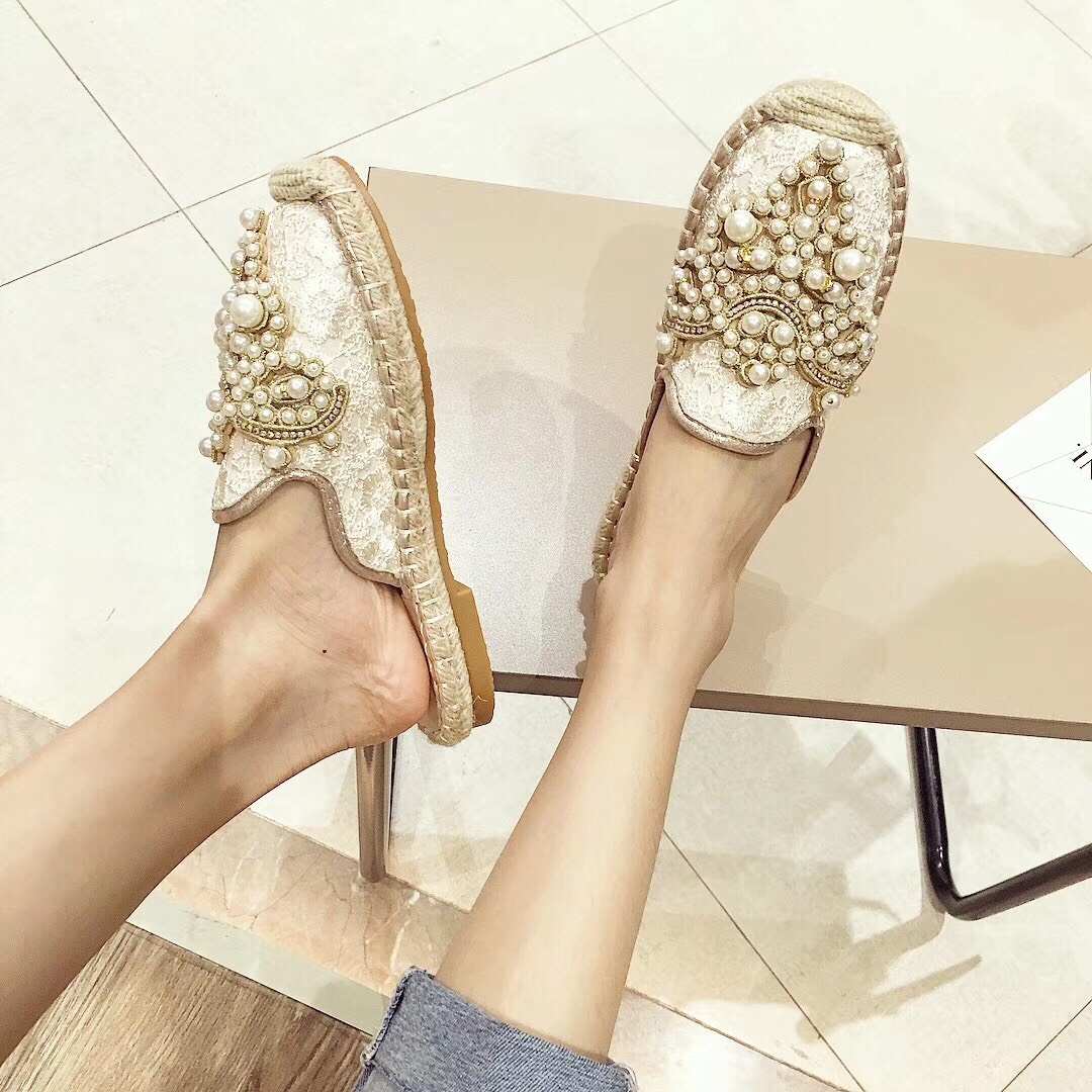 พร้อมส่งรอบ2 เลยจ้า รองเท้าเปิดส้น งานสวยๆพร้อมเสิร์ฟจ้า ตัวนี้ห้ามพลาด ร้องเท้าเปิดส้นผ้าลูกไม้อะไหล่มุขมาพร้อมเพชร งานสวยหรู งานเวอร์วังมากค่ะ รุ่นนี้ทรงสวยมาก แม่ค้าคอนเฟริม ห้ามพลาดเลยจ้าตัวนี้แนะนำ อย่าช้ารีบเลย