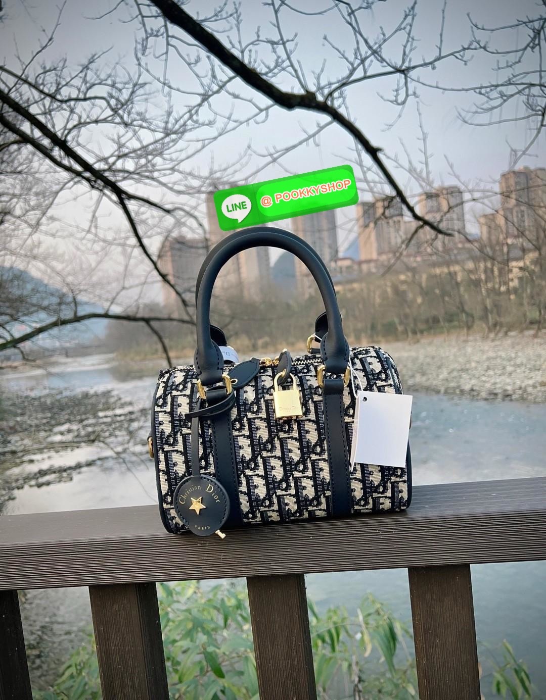 ต้องบอกว่าใบจริงสวยมากๆกับรุ่นนี้ ไม่ผิดหวังแน่นอน DIOR GROOVE BAG 2025 🔖มีไม่มากแล้วน๊าา หมดแล้วหมดเลย ใบกลาง สวยตามๆเซเลปในไทยและ ตปท.กันเลยค่ะ กับกระเป๋าจากDior วัสดุJacquard ทอลายแบรนด์ตัดขอบด้วยหนังแท้เนื้อแมทสุดคลาสสิค