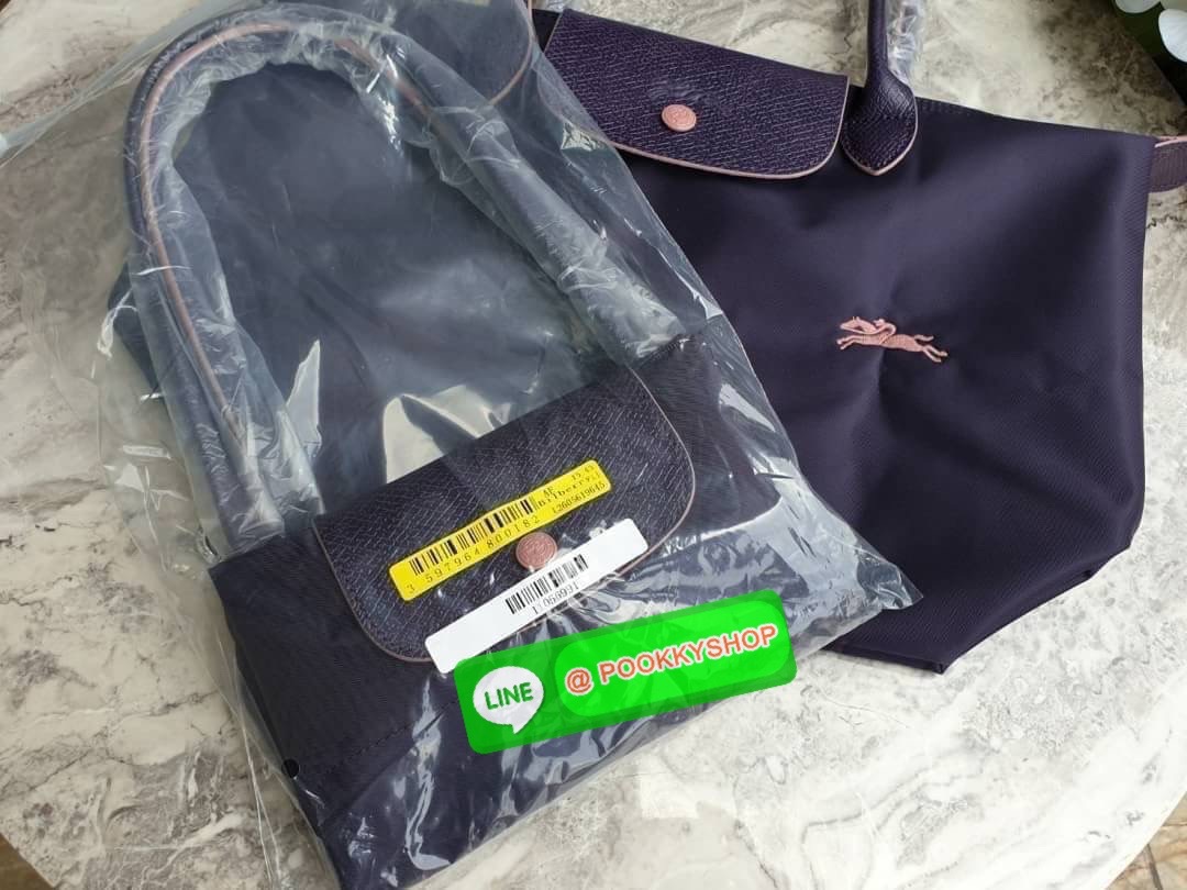 Longchamp Le Pliage Club Tote Bag Size S หูยาว วัสดุเนื้อผ้า Nylon Canvas เคลือบกันนำ้ ตัดด้วยหนังแท้ที่มีน้ำหนักเบา ดีไซน์เรียบง่ายแต่เต็มไปด้วยความคลาสสิก จนเป็นที่ชื่นชอบไปทั่วโลก Longchamp ปรับโฉม LE PLIAGE ด้วยการปักลายรูปม้า-ตราสัญลักษณ์ของแบรนด์บนผ