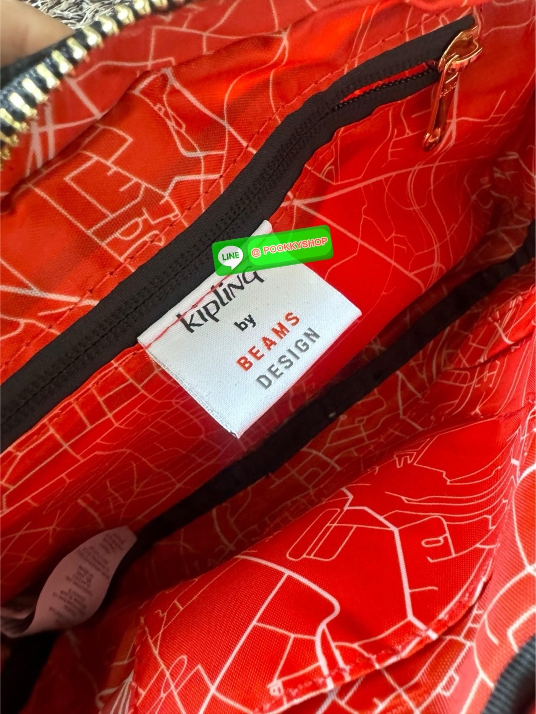 Kipling by BEAMS Design Abanu crossbody กระเป๋าสะพายไหล่ที่มีดีไซน์จากนักครีเอเตอร์ชื่อดังในประเทศญี่ปุ่น ทำให้ช่วยเพิ่มความโมเดิร์นไม่ตกเทรนด์ให้กับลุคเครื่องแต่งกายของคุณมากขึ้น ตัวกระเป๋ามีขนาดเล็กกะทัดรัดแต่สามารถใส่ของที่จำเป็นได้ ไม่ว่าจะเป็นโทรศัพท