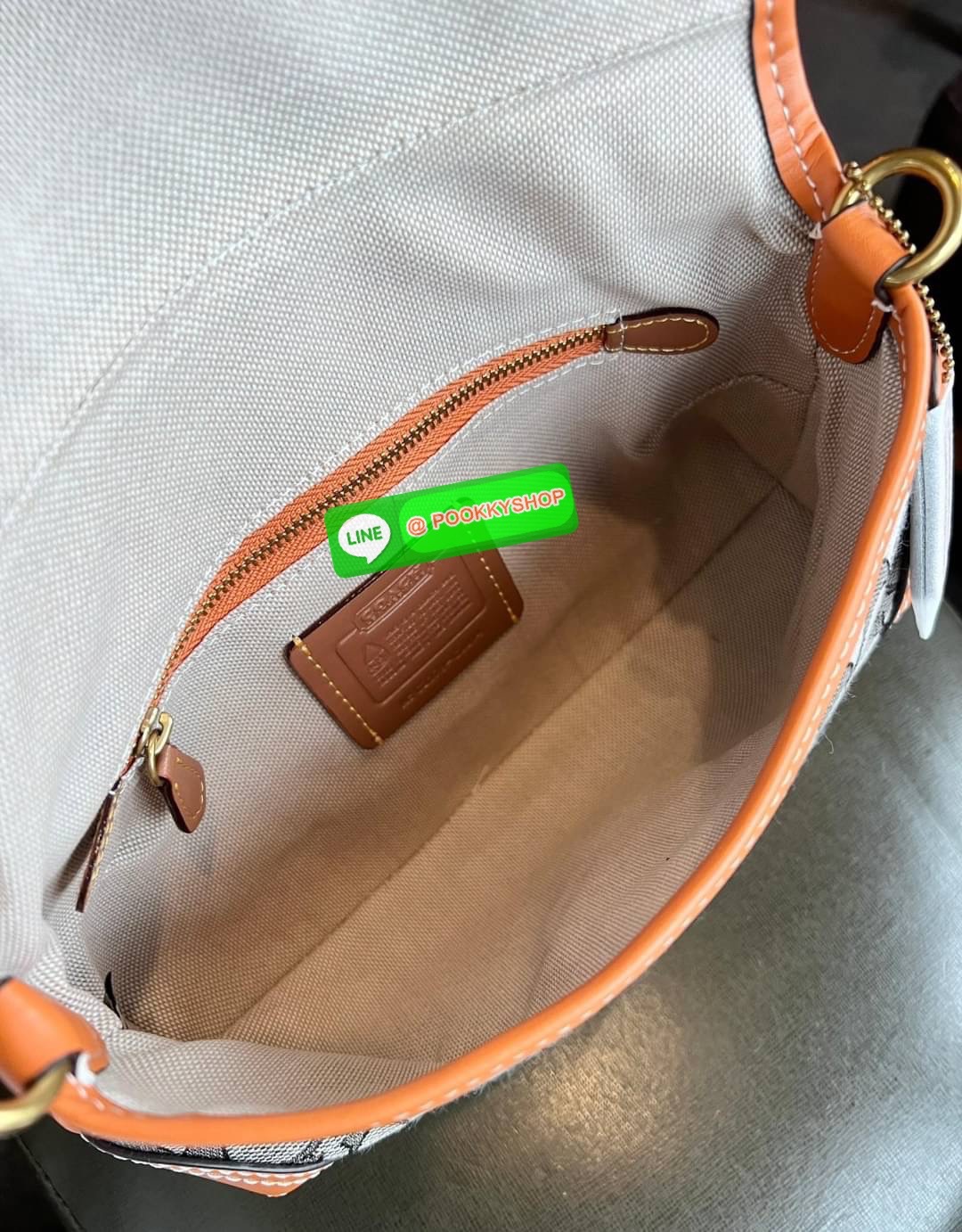 🌟NEW ARRIVAL! วินเทจสุดๆ ใช้กี่ครั้งก็ไม่เบื่อ สวยมากๆค่ะ COACH THE SOHO FLAP LIMITED RE-EDITION!! 💌พร้อมส่ง มาค่าห้ามพลาดคลาสสิค แมทได้กับทุกชุด! 📌รุ่นนี้ต้องมีป้ายแบรนด์Limitedห้อยมาด้วยนะคะ วัสดุJacquard +หนังแท้สวยงาม เปิด-ปิดก