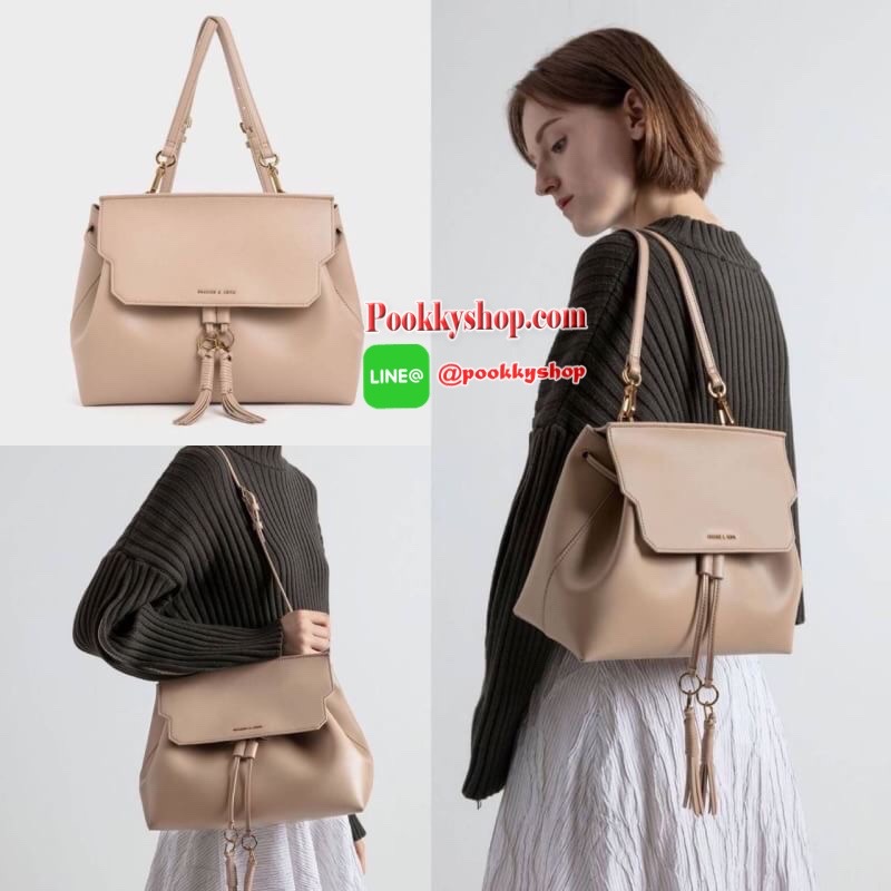 Charles & Keith Textured Tassel Shoulder Bag กระเป๋าเอนกประสงค์ ใช้ได้หลายแบบ! ตัวกระเป๋าแต่งด้านหน้าเป็นหนังกลับ-ช่วงด้านหลังเป็นหนังเรียบ (ยกเว้นสีครีม!! เป็นหนังเรียบทั้งใบ) มีพู่ห้อยด้านหน้าเก๋มาก เปิดปิดแบบกระดุมแม่เหล็ก ปรับทรงได้โดยการดึงหูรูดด้านห