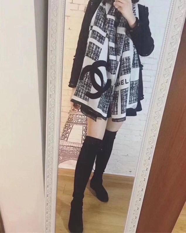 Chanel Shawl Wrap Scarf (With Box) ผ้าคลุม ผ้าพันคอ เนื้อนุ่ม Chanel VIP Premium Gift มาพร้อม กล่องแบรนด์ กระดาษของขวัญแบรนด์ ถุงกระดาษแบรนด์ ริบบิ้น ดอกคามิเลีย จะซื้อใช้เอง ก็ควรมีติดตู้ หรือ เป็นของขวัญก็เหมาะสุดๆ ไปเลยค่า