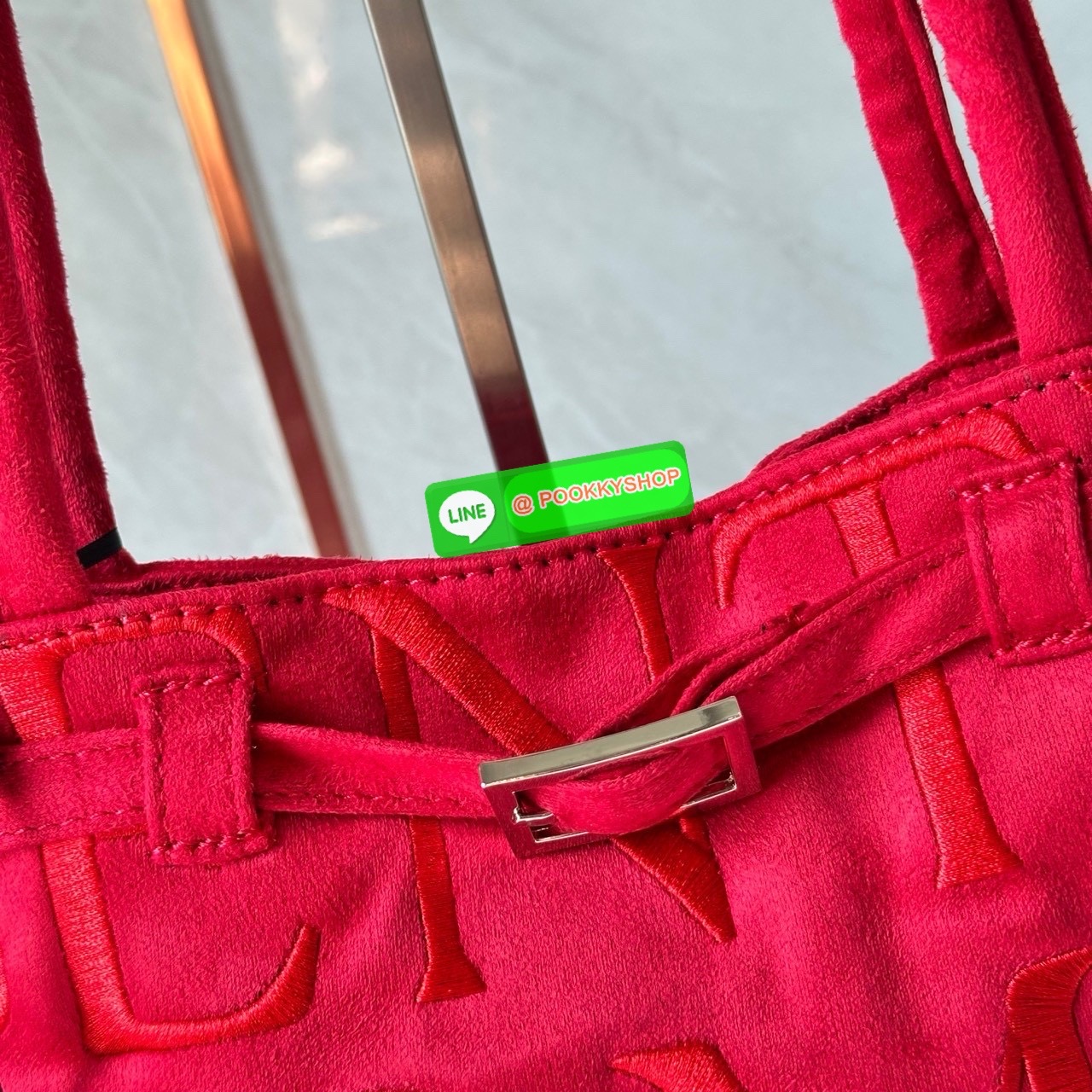 GENTLEWOMAN SUEDE BALLERINA BAG 🔖กระเป๋า Ballerina Bag ในวัสดุหนังกลับ (suede edition) พร้อมโลโก้ปักสีเดียวและรายละเอียดหัวเข็มขัด ทำให้ดูเก๋มีสไตล์โดดเด่น 🔖วัสดุ: หนังกลับ 🔖เปิด-ปิดแบบสแน๊บแม่เหล็ก ภายช่องโล่งกว้างจุของได้เยอะ