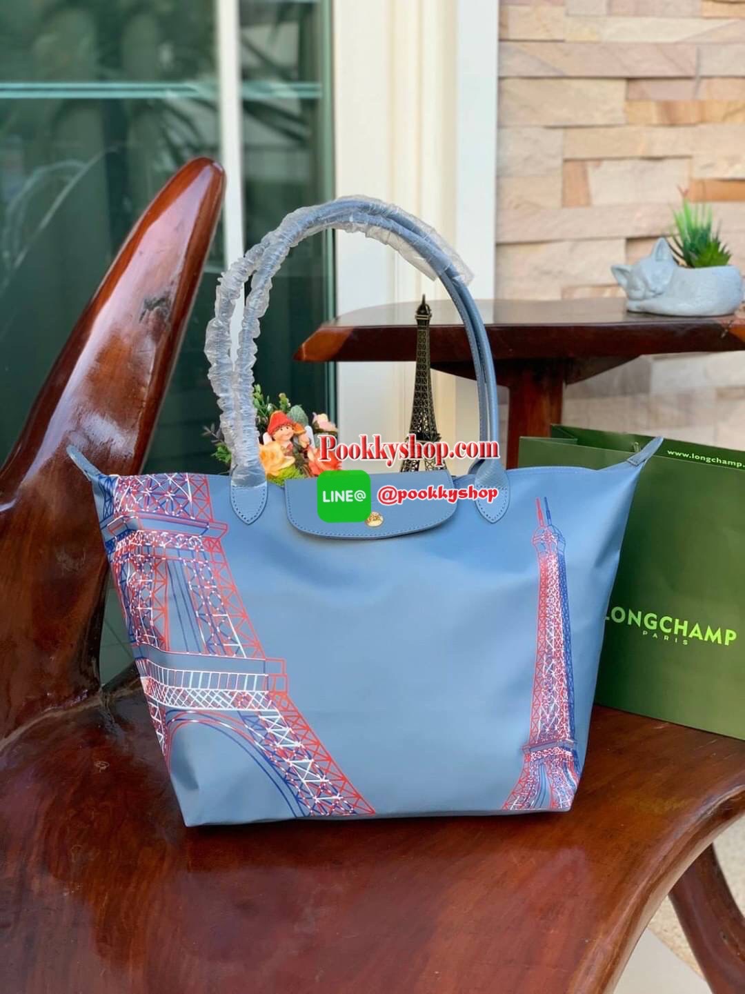 Longchamp Made In France Le Pliage Eiffel Tower Limited Edition Tote Bag สุดลิมิเตทกับlongchamp ที่ ออกมาเฉพาะซีซั่น พิมพ์ลายหอไอเฟล สามาถพับเก็บได้ ตรงตามชื่อทรง (คำว่า Le Pliage เป็นภาษาฝรั่งเศส แปลว่าการพับ) ส่วนฝาปิดและหูจับเป็นหนังที่ทำให้กระเป๋าดูไม