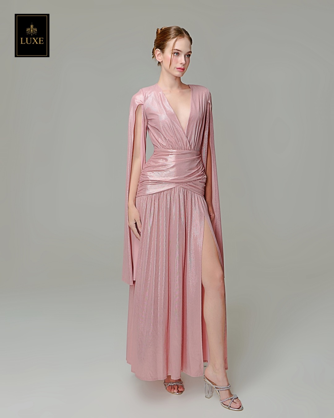 เดรสแฟชั่น แม็กซี่เดรสเสื้อคอวีป้าย แขนยาวเป็นผ้าคลุมในตัว กระโปรงเข้ารูปตรงสะโพก ผ่าหน้าขา ชายกระโปรงบาน