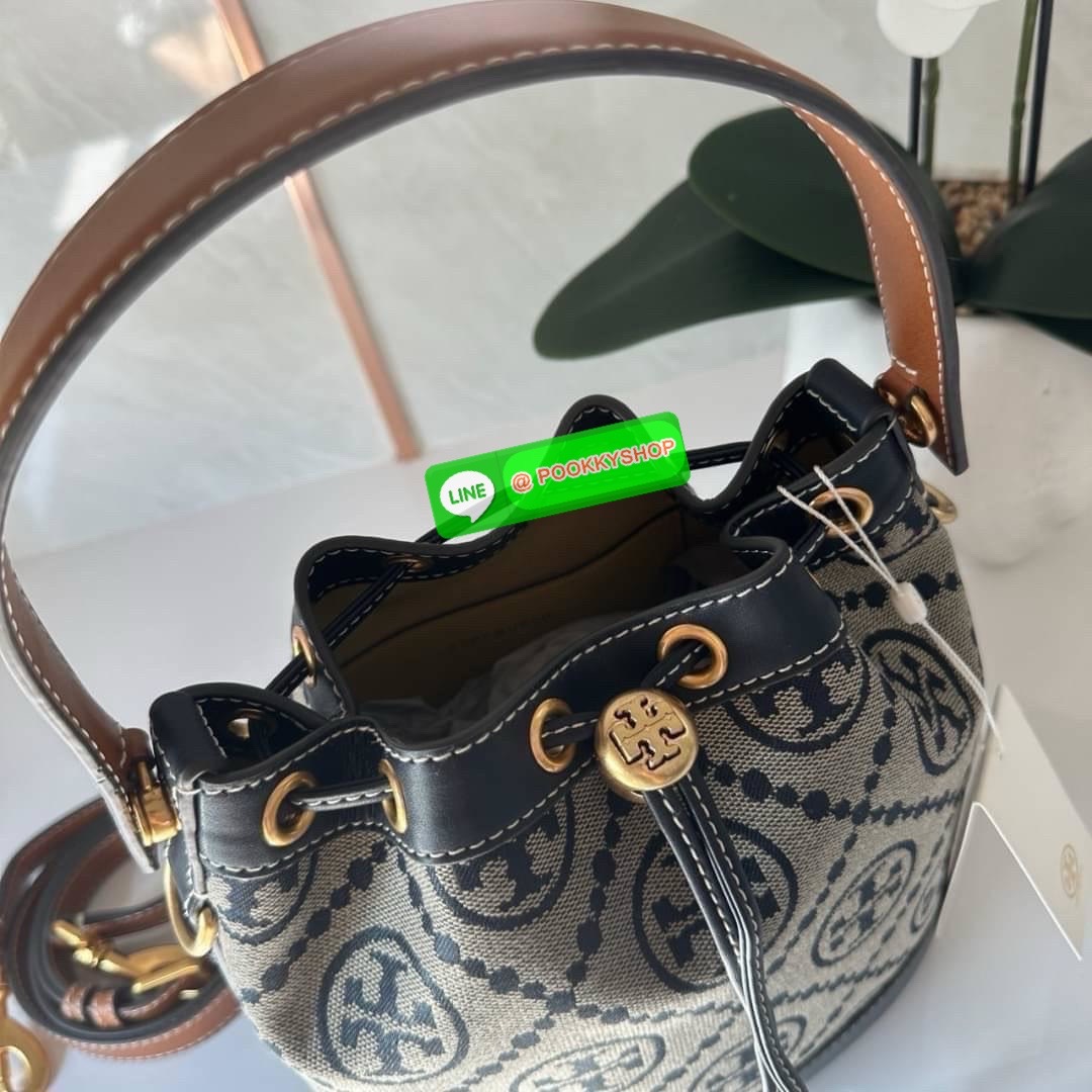 TORY BURCH T MONOGRAM JACQUARD BUCKET BAG กระเป๋าสะพาย ทรงบัคเกต รุ่นฮอต สไตล์ไหนเข้าได้ ทุกลุค วัสดุ jacquard ตัดขอบหนังแท้ ภายในเป็นช่องโล่งกว้าง ใส่ของได้เยอะหยิบจับสะดวก มาพร้อมสายสะพายข้างหนังแท้ ถอดและปรับระดับได้สะพายชิวได้ทุกโอกาส
