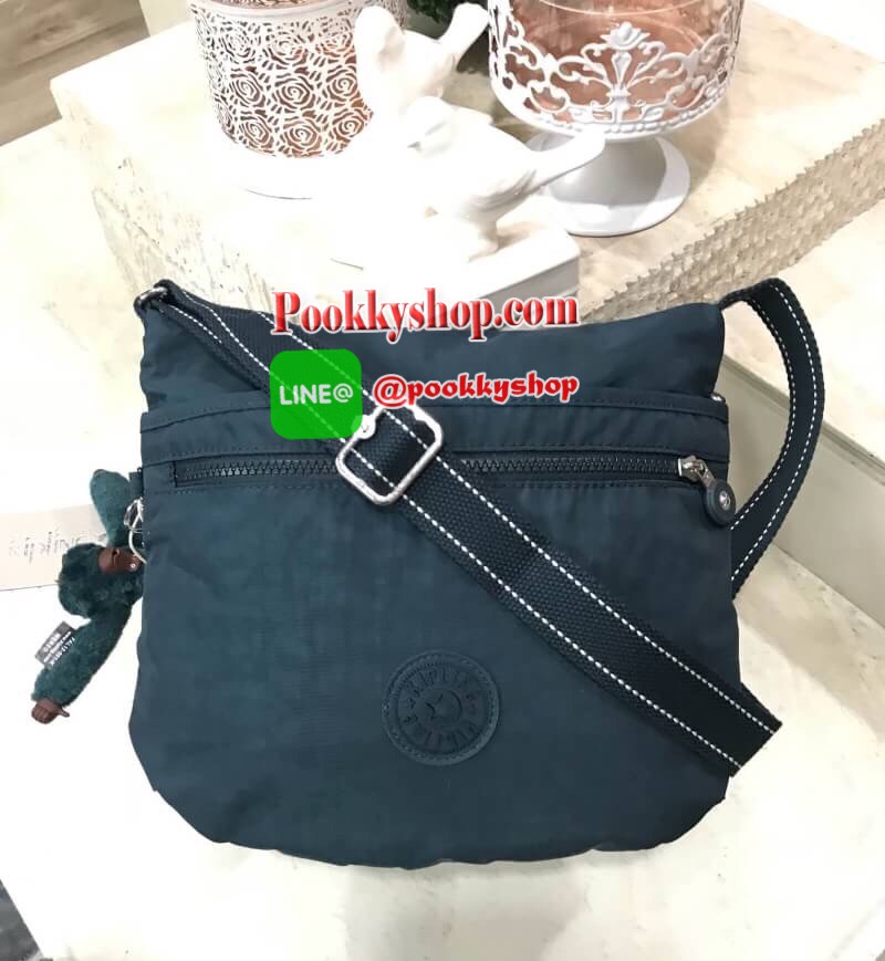 พร้อมส่งรุ่นยอดนิยม! KIPLING ART O SHOULDER BAG กระเป๋าสะพายรุ่นใหม่ล่าสุดวัสดุ Nylon+Polyester 100% เปิดปิดด้วยซิปสะดวกใช้ หัวซิปเเบรนด์ ภายในมีช่องซิป ช่องใส่มือถือและสายคล้องพวงกุญแจ ด้านหน้ามี2ช่องซิป ด้านหลังมี1ช่องซิป พร้อมสายสะพายยาวเลื่อนปรับได้จะ