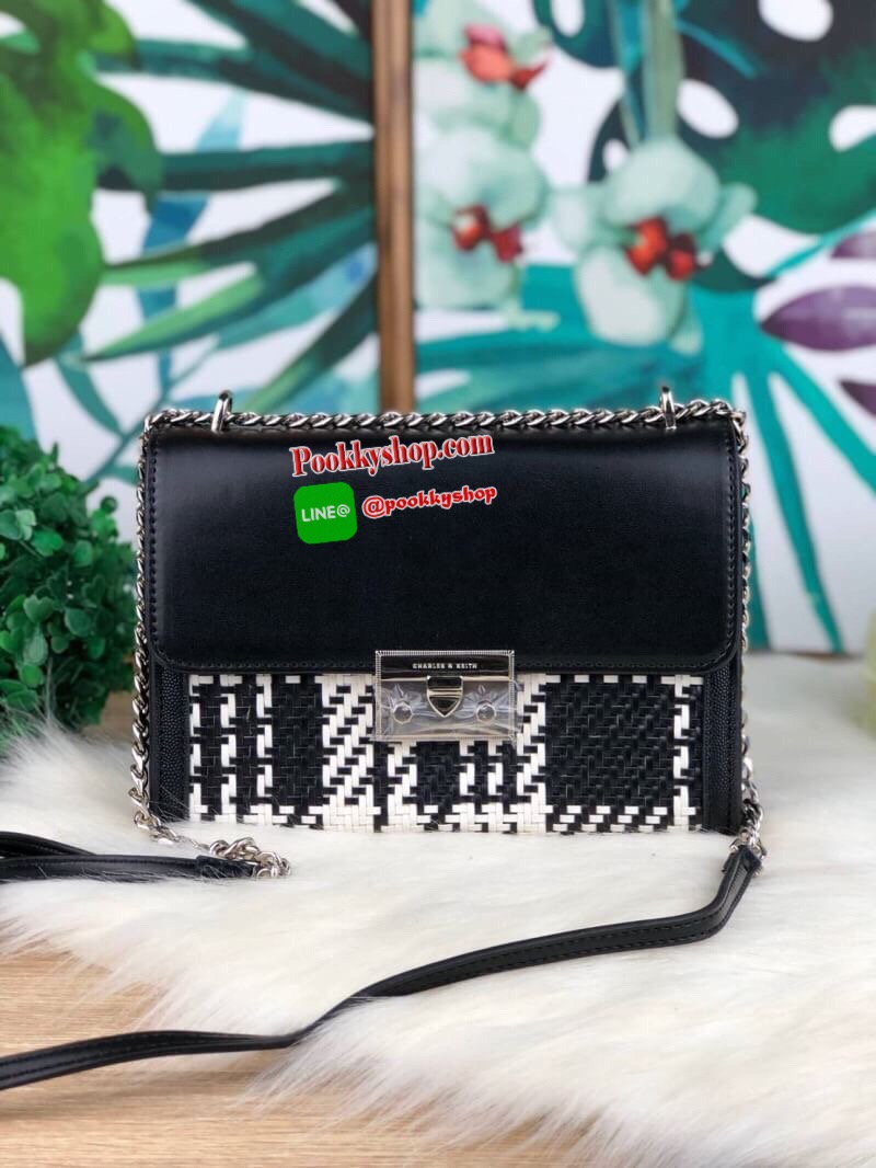 New arrival!! CHARLES & KEITH WOVEN DETAIL CLUTCH กระเป๋าสะพายอยู่ทรง ด้านหน้าเล่นดีเทลแต่งลายสายน่ารักมากๆ ด้านหลังมีช่องใส่บัตรได้ เปิดปิดด้วยตัวกดล็อก ด้านในจุของได้เยอะทีเดียวค่ะ ใส่ iPhone plus/ กระเป๋าเงินใบกลางได้สบายๆ สายสะพายยาวปรับได้ 5 ระดับเลย