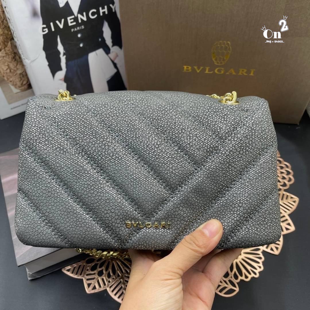 BVLGARI SERPENTI CABOCHON CROSS BODY BAG กระเป๋าสะพายข้าง bvlgari ทรงนี้เป็นทรงคลาสสิคของแบรนด์เลยค่า คือใบนี้แกะแบบมาเป๊ะมากๆ สายสะพายสามารถดึงสั้นยาวได้สวยถูกใจแม่มากห้ามพลาดเลยจ้า