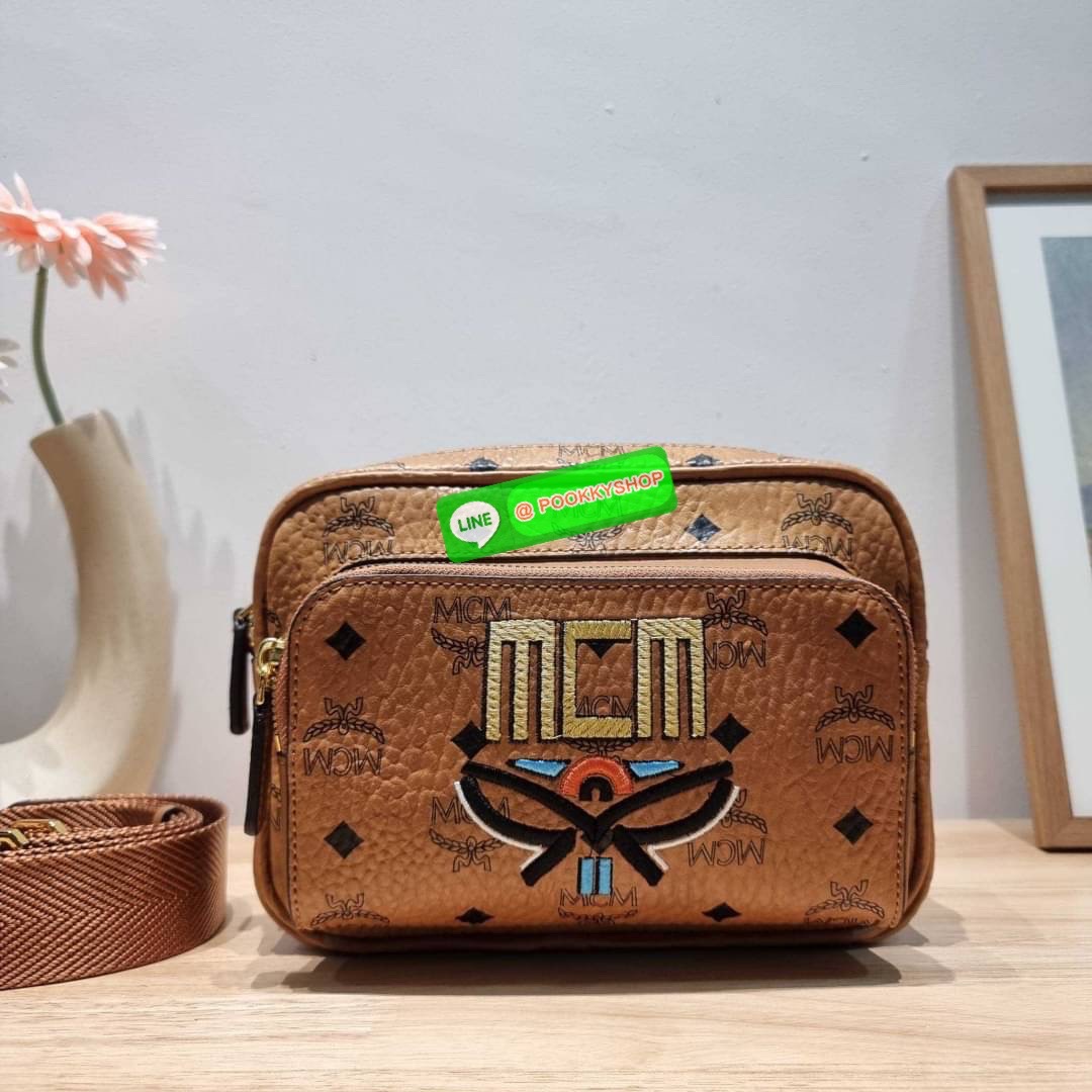 MCM KLASSIK CROSSBODY IN GEO LAUREL คอลเลคชั่นใหม่ที่เพิ่มความสไตลิชให้กับกระเป๋า ด้วยโลโก้จีโอลอเรล โดดเด่นสวยคม กระเป๋าสะพายข้างทรงคลาสสิค ขายดี วัสดุหนังแคนวาสคุณภาพ มีช่องหลัก 2 ช่อง เปิด-ปิดด้วยซิป ด้านหลังมีช่องย่อยอีกหนึ่ง ภายในโล่งกว้าง ใส่กระเป๋า