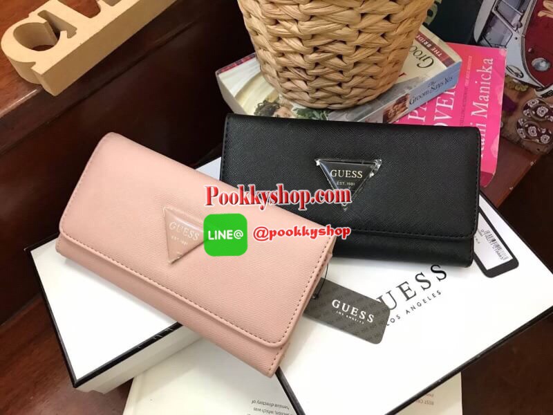 New collection!! GUESS FACTORY WOMEN'S LONG WALLET กระเป๋าสตางค์ทรงยาวแบบสามพับ วัสดุหนังลายsaffiano เปิดปิดด้วยกระดุมสะดวกใช้ ภายในมีทั้งช่องซิปใส่เหรียญ ช่องใส่ธนบัตรและช่องใส่บัตรหลายช่องและช่องใส่รูปแยกเป็นสัดส่วน ด้านหน้ามีโลโก้แบรนด์ทรงสามเหลี่