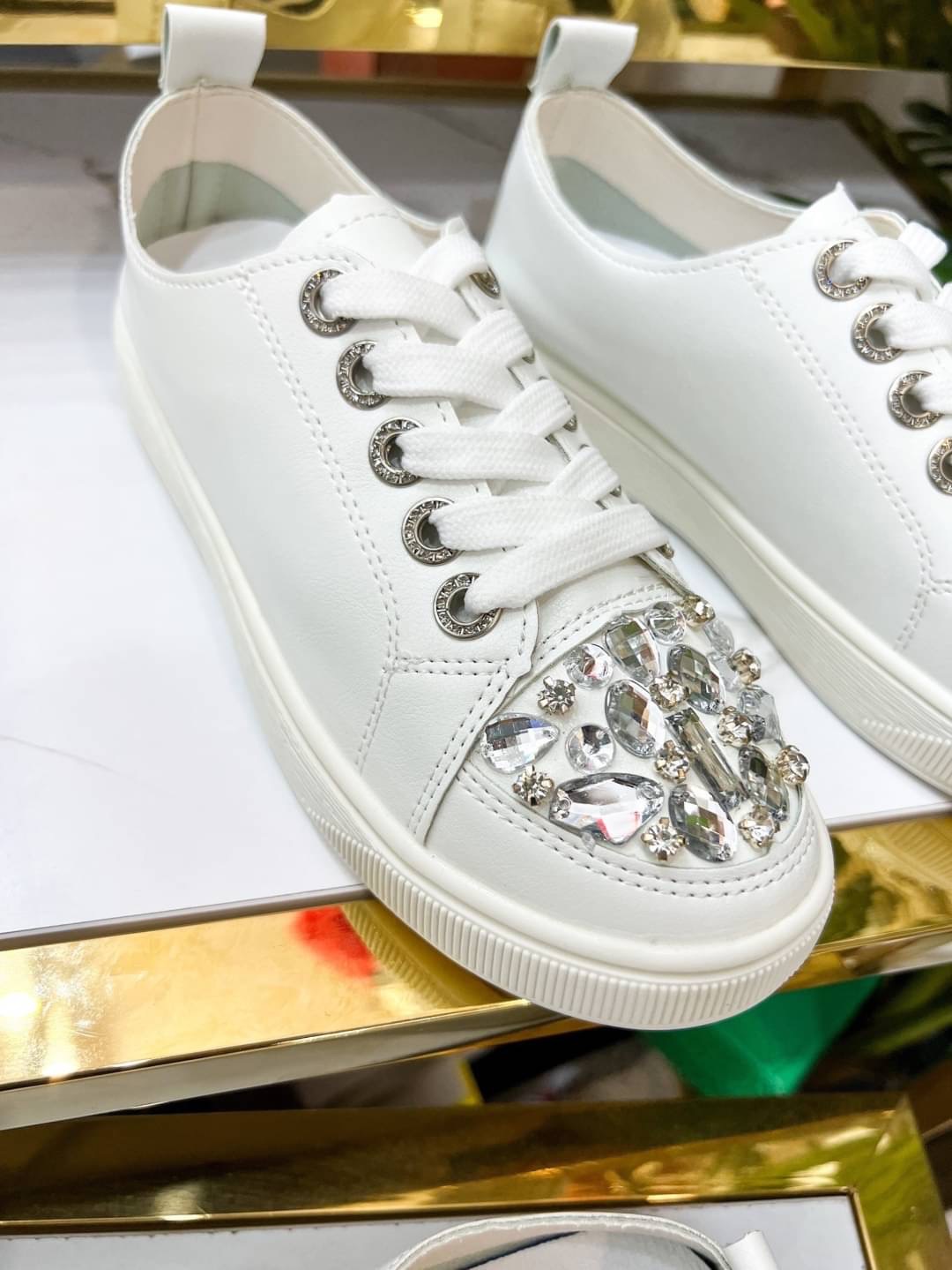 𝙉𝙀𝙒 𝙉𝙀𝙒 ‼️ ____________________$ รองเท้าผ้าใบสไตล์เกาหลีสีขาวความเก๋ของรุ่นนี้ตรงด้านหน้าติดเพชรระยิบระยับที่สุดเล่นไฟมาก รุ่นนี้ใส่แมทช์กับชุดไหนก็เริ่ดรองเท้านิ่มใส่สบายผ้าใบที่ไม่ธรรมดา สาวๆจะพลาดไม่ได้น๊
