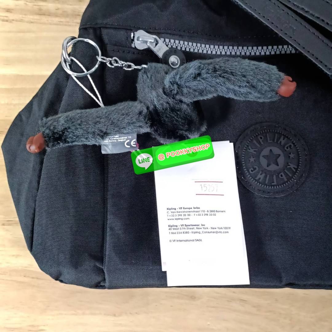 KIPLING ELISE HANDBAG กระเป๋าถือและสะพายไหล่ วัสดุ Nylon +Polyester ขนาดกำลังพอดี จุของได้มาก มีหูจับสองสาย ถือสะดวก น้ำหนักเบา มีช่องซิป ด้านหน้า ช่อง กระเป๋าหลักเปิด-ปิดด้วยซิป มี3 ช่องว่างใส่ของได้จุมากๆ ใส่มือถือได้ กระเป๋าสตางค์ใบยาว และ เครื่องสำอาง