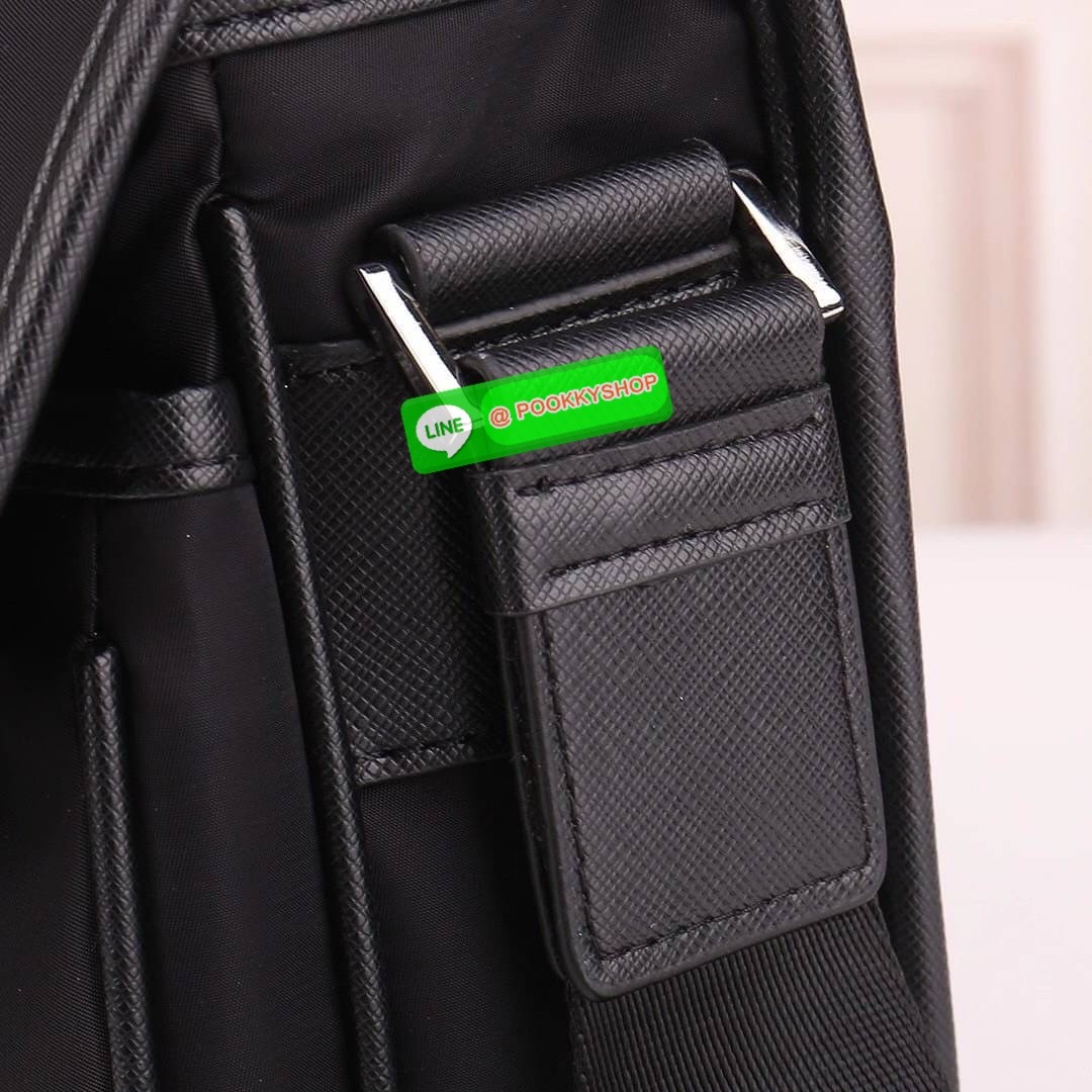 Prada Re-Nylon And Saffiano Leather Shoulder Bag With Enameled Metal Triangle Logo Black พร้อมส่งรุ่นใหม่ ทรง Mini Messenger จากงานพรีเมียมกิฟ สมนาคุณ อย่าง PRADA ทรงยอดฮิตของคุณผู้ชาย วัสดุทำจากผ้า Nylon อย่างหนา กันน้ำได้ มีโลโก้แบรนด์อยู่ข้างหน้า อะไหล