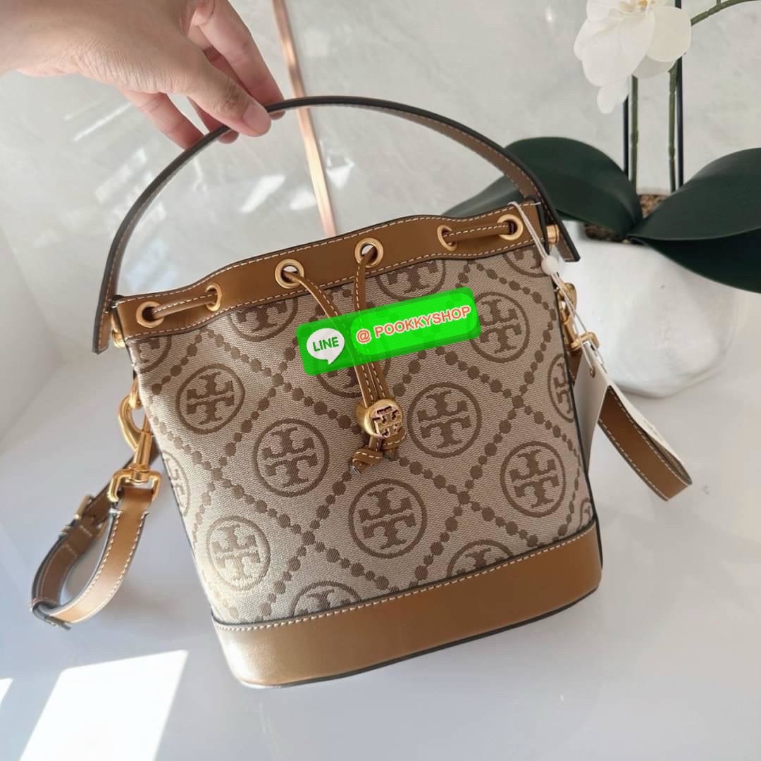 TORY BURCH T MONOGRAM JACQUARD BUCKET BAG กระเป๋าสะพาย ทรงบัคเกต รุ่นฮอต สไตล์ไหนเข้าได้ ทุกลุค วัสดุ jacquard ตัดขอบหนังแท้ ภายในเป็นช่องโล่งกว้าง ใส่ของได้เยอะหยิบจับสะดวก มาพร้อมสายสะพายข้างหนังแท้ ถอดและปรับระดับได้สะพายชิวได้ทุกโอกาส
