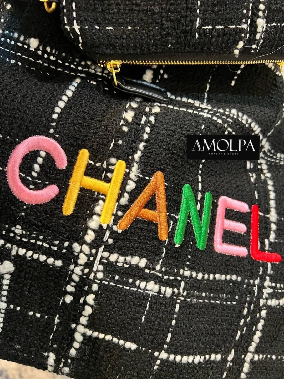 มาต่อที่ ACCESSORIES กระเป๋า CHANEL 22 HANDBAG สวยตาแตก ปังสุดๆ ในคอลเล็คชั่นล่สสุด Spring Summer 2022 กระเป๋าที่ตอบโจทย์การใช้งานของสาวๆ เรียกว่า every day bag ก็ได้น้าา รูปทรงสี่เหลี่ยม ดีไซน์เรียบง่าย แต่ยังคงความหรูหราด้วยวัสดุผ้าทวิต ปักตัวอักษร CHAN