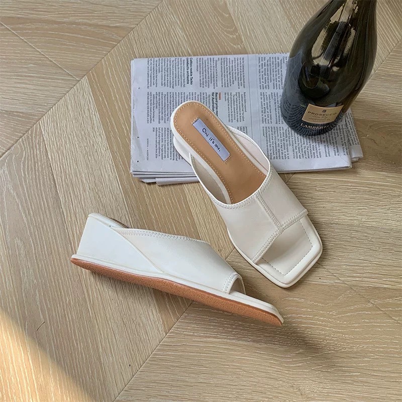 พร้อมส่งคะ งานใหม่มาแล้วจ้า ทรงสวยอย่างดี งานส้นเดินง่าย ตัวนี้ห้ามพลาด ใส่สบายจะแมตช์กับกางเกง👖หรือกระโปรง👗ก็ได้ค่ะ แม่ค้าคอนเฟริม ห้ามพลาดเลยจ้าตัวนี้แนะนำ อย่าช้ารีบเลย