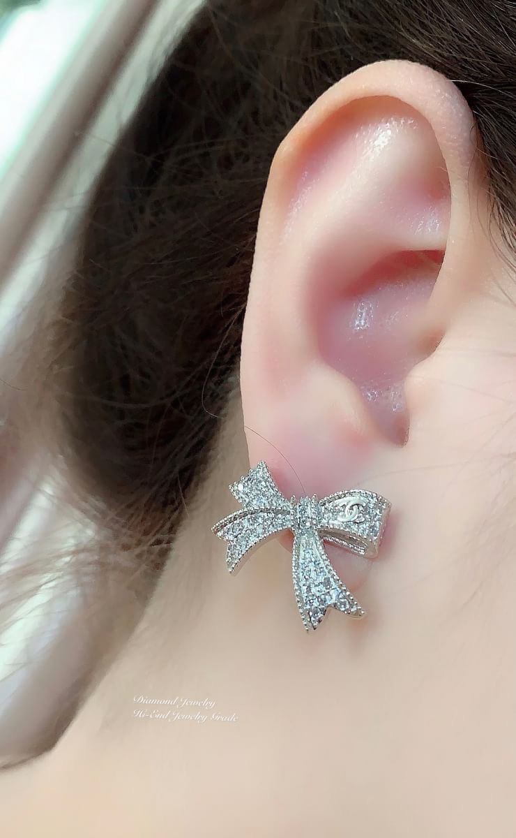 Super Hi-End Quality !!!! ((งาน 1:1 เหมือนในช็อปมากที่สุดในท้องตลาด)) Chanel Earring ต่างหูชาแนลงาน 1:1 เหมือนของแท้เป๊ะๆค่ะ รับรองงานสวยมากกกกก ดูหรู ดูผู้ดีสุดๆ งานดี งานคุณภาพดีมากๆมากๆคะรับประกันความพอใจเลยค่ะ ตัวเรือนสีเงินไฮโซมากค่ะ คอนเฟิม !!!!!